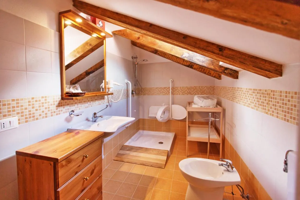 Bathroom, Bed in Albergo Diffuso "Col Gentile" Socchieve