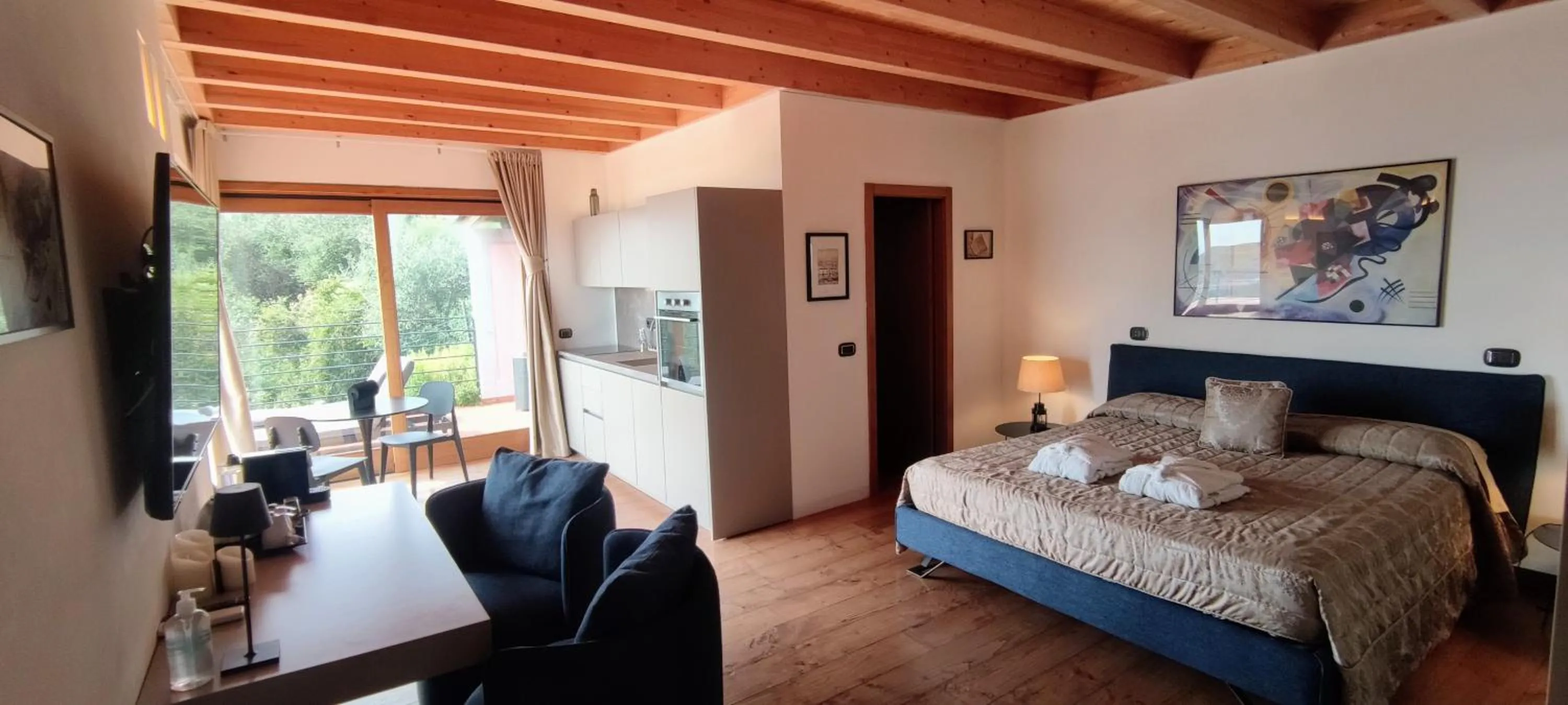 Photo of the whole room, Bed in Chincamea