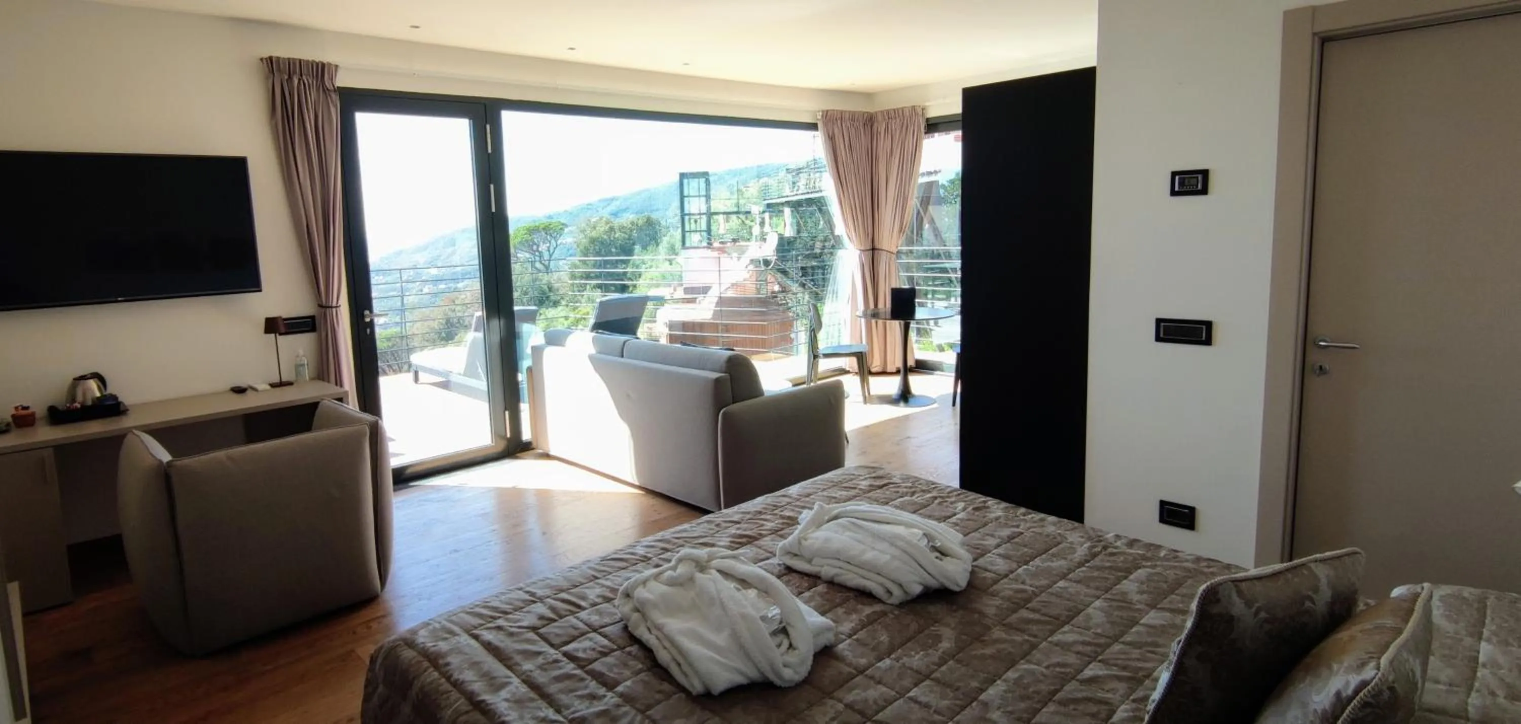 Photo of the whole room, Bed in Chincamea