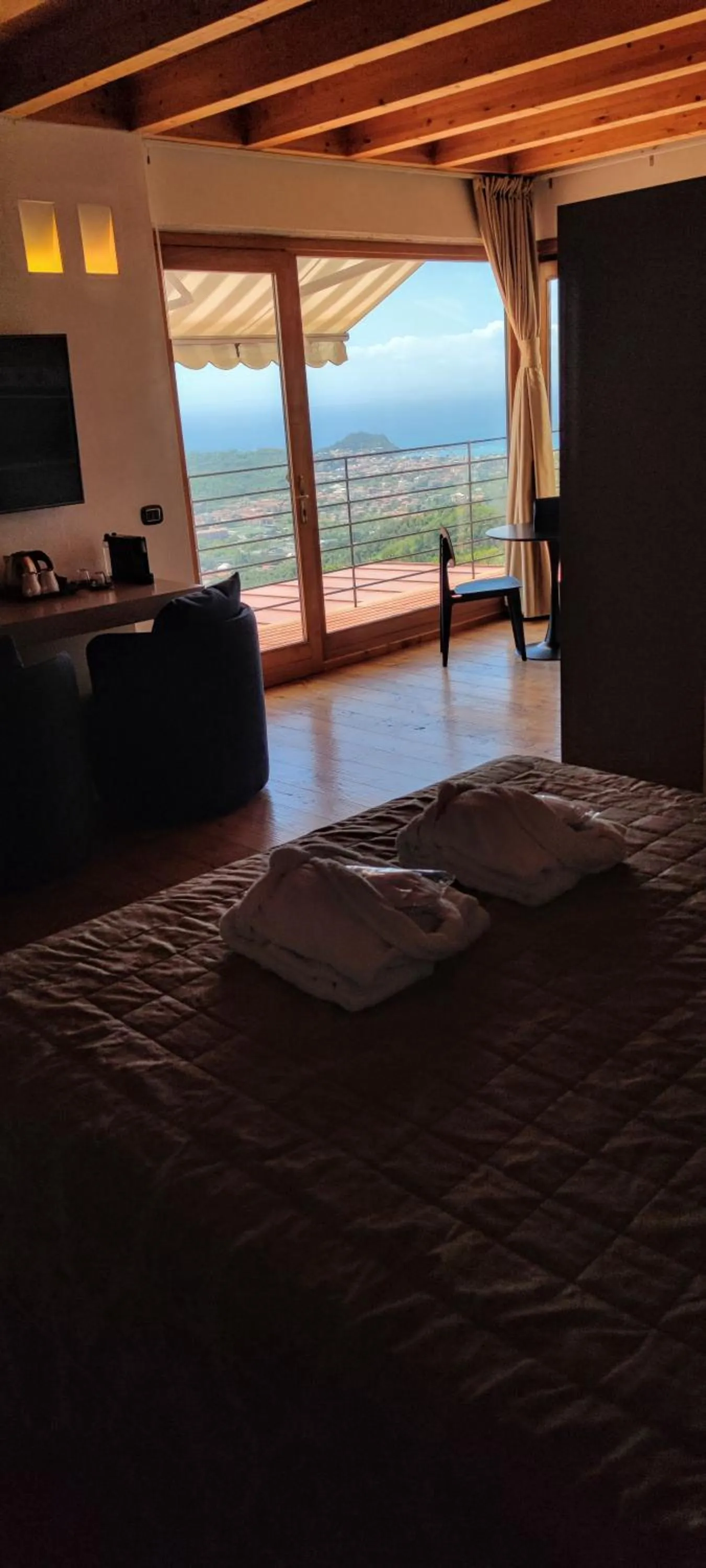 Bedroom, Bed in Chincamea