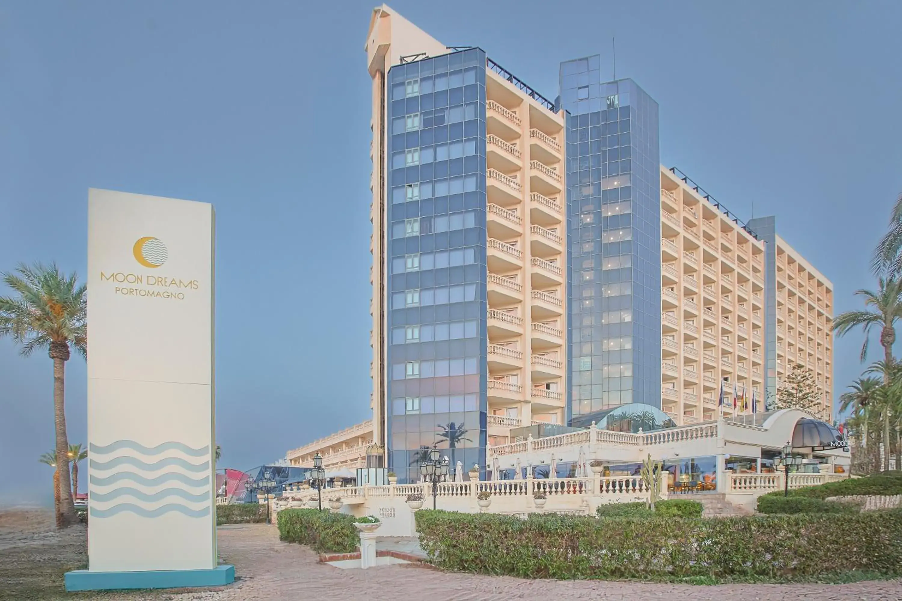 Property building in Hotel Moon Dreams Portomagno Property building in Hotel Moon Dreams Portomagno