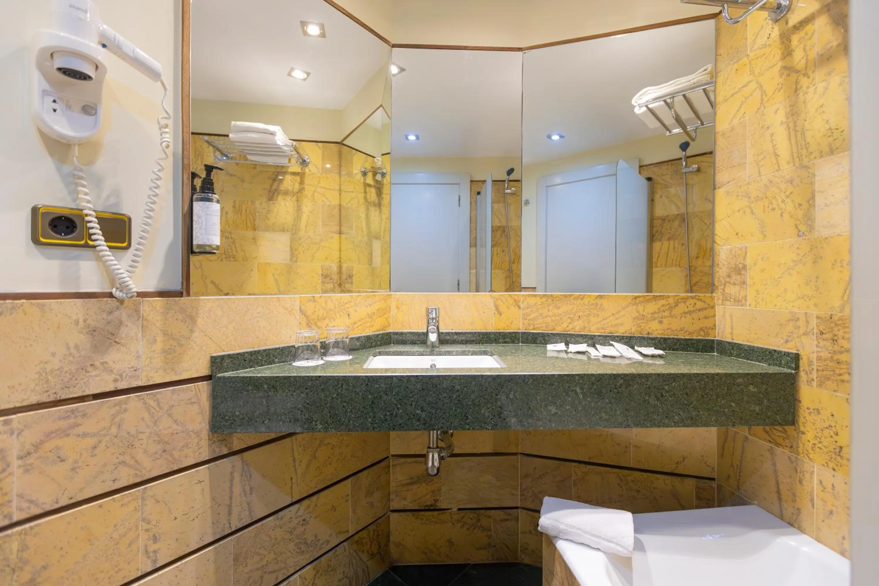 Bathroom in Hotel Moon Dreams Portomagno