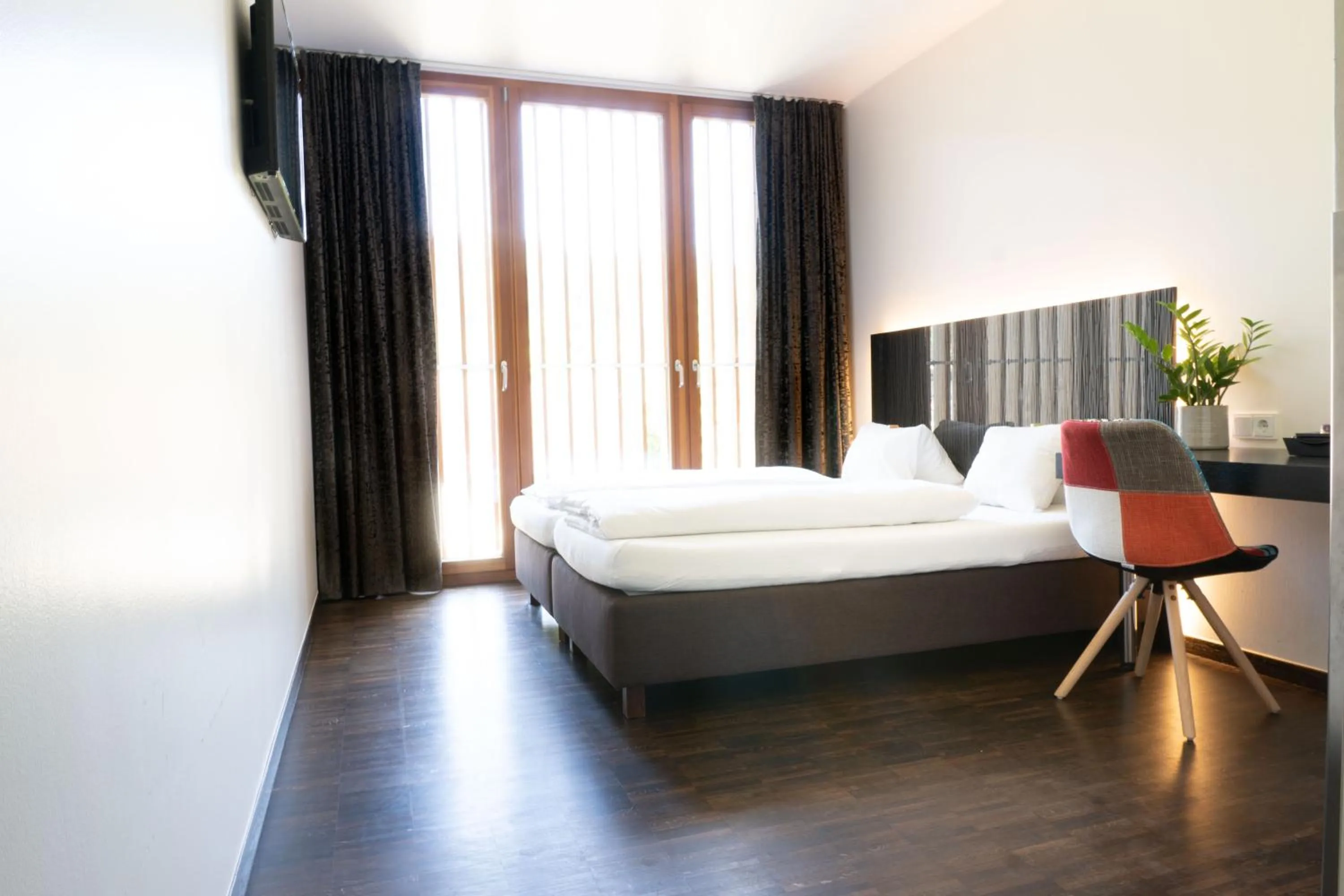 Photo of the whole room, Bed in Motel Z - self checkin