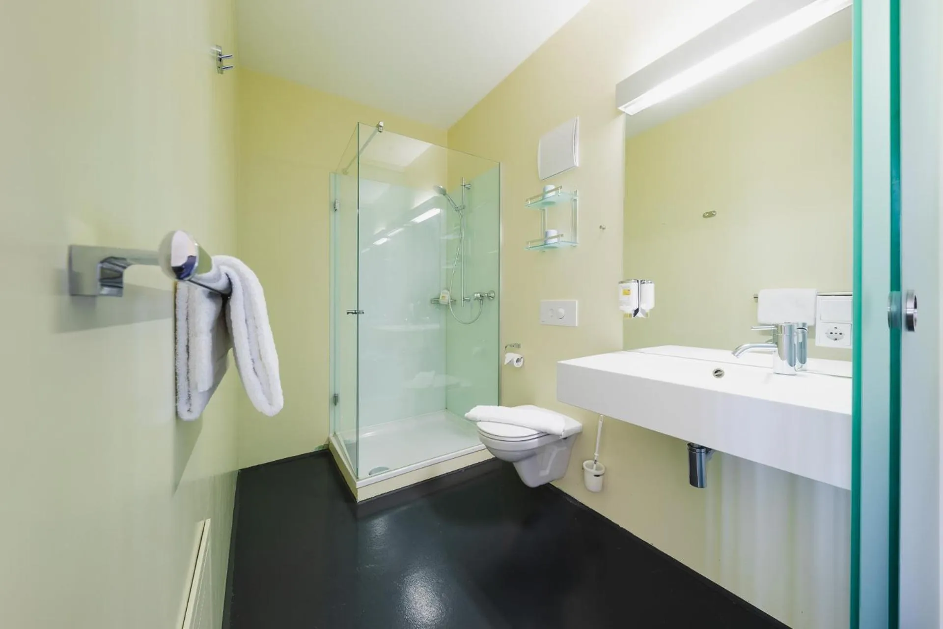 Bathroom in Motel Z - self checkin