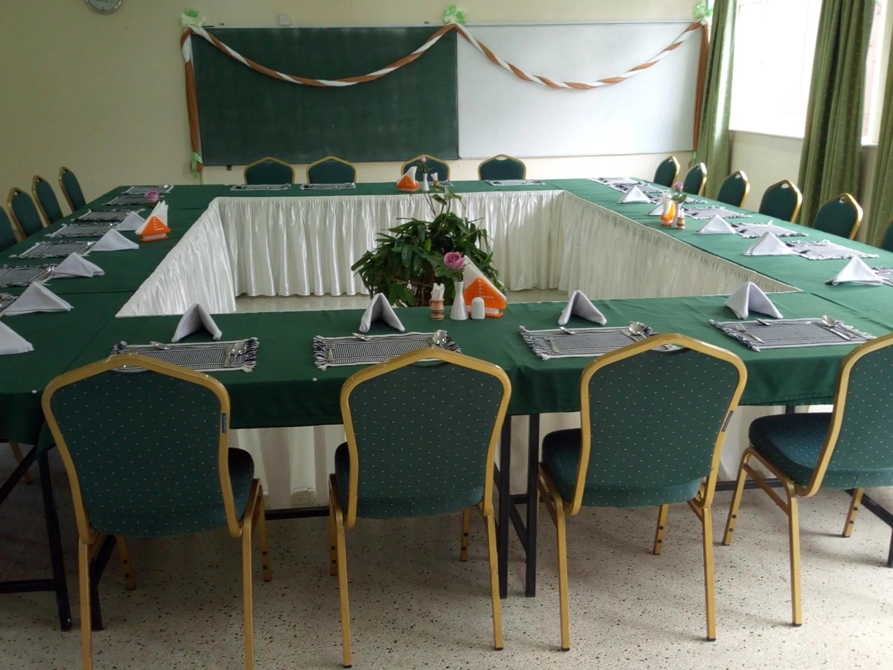 Restaurant/places to eat in Adventist LMS Guest House & Conference Centre