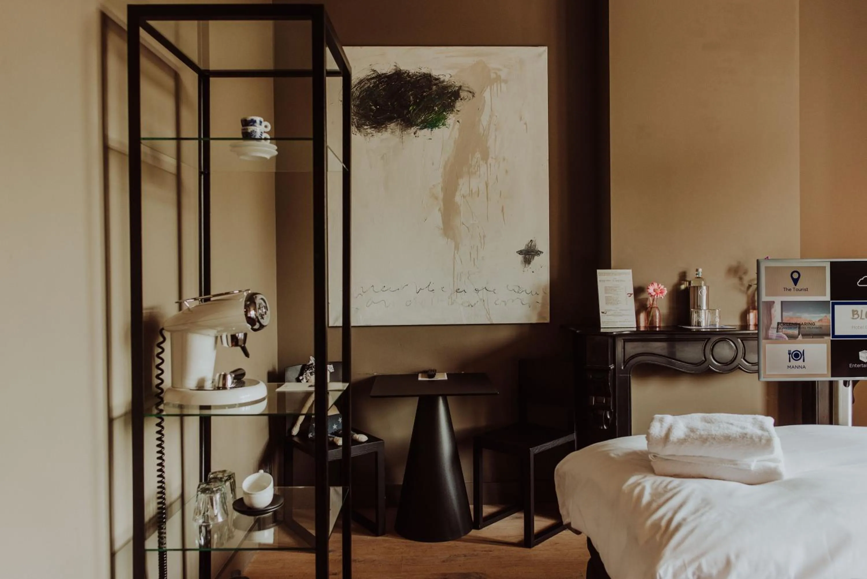 Coffee/tea facilities, Bed in Boutique Hotel Blue - Quality Lodgings