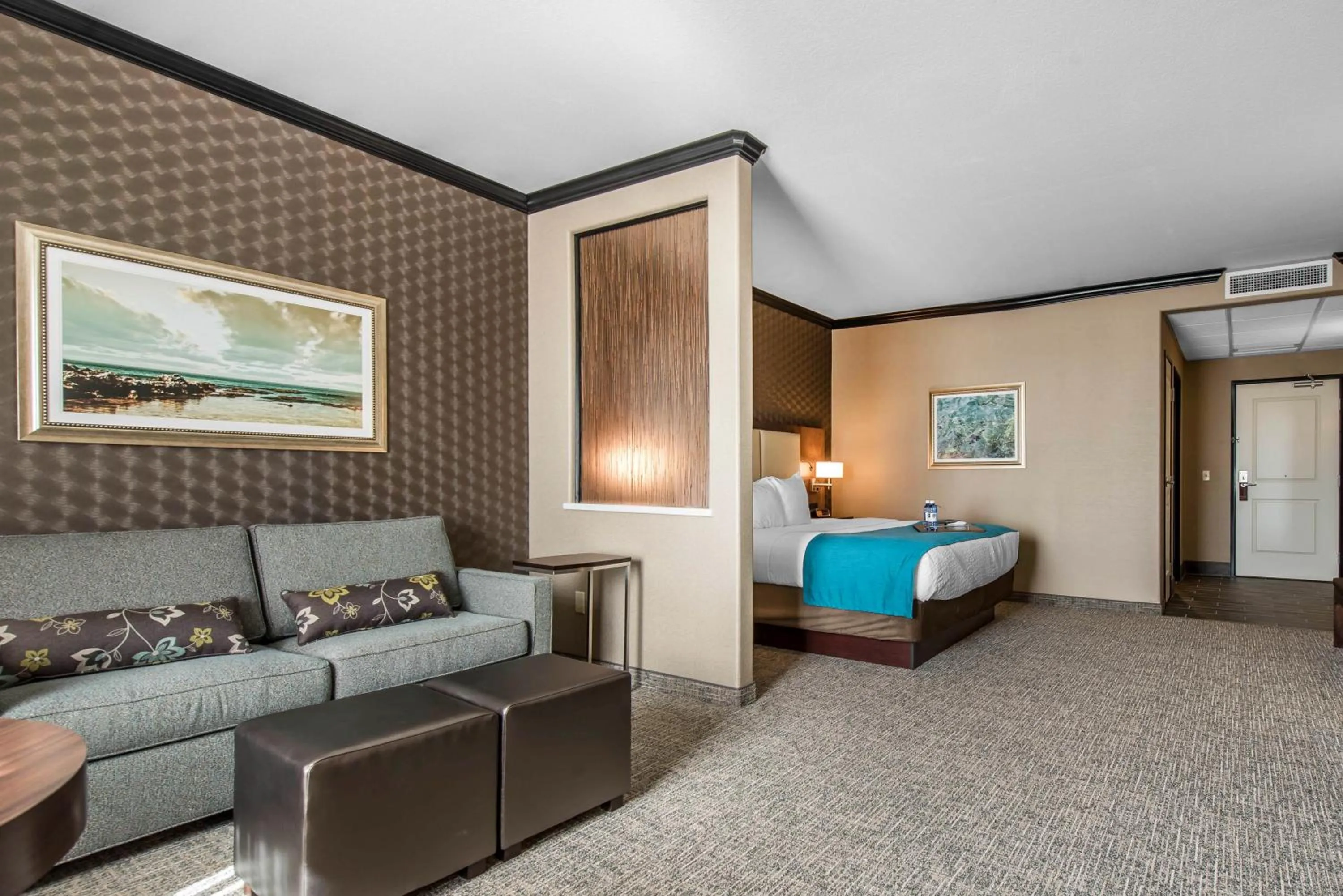 Seating area, Room Photo in The Heritage Inn & Suites, Ascend Hotel Collection