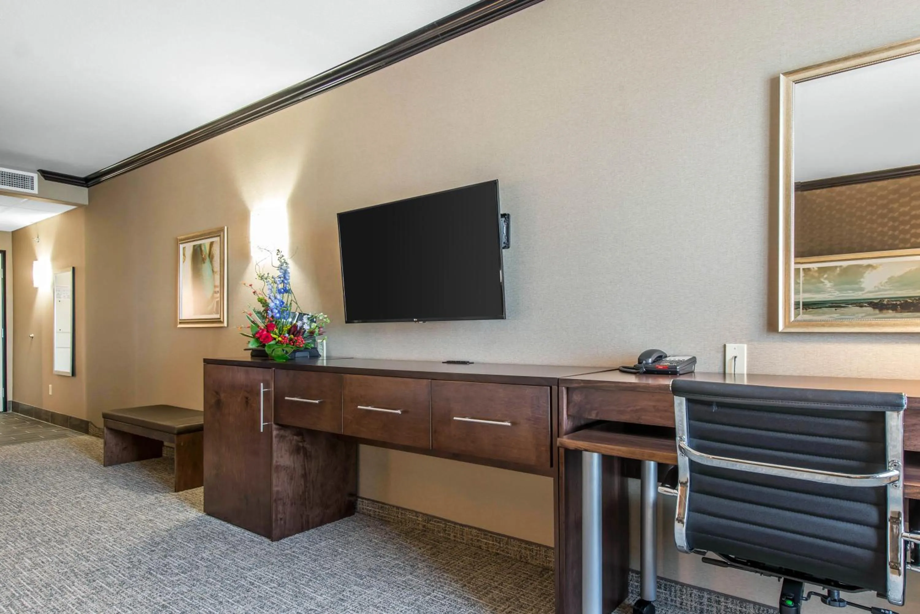TV and multimedia, TV/Entertainment Center in The Heritage Inn & Suites, Ascend Hotel Collection