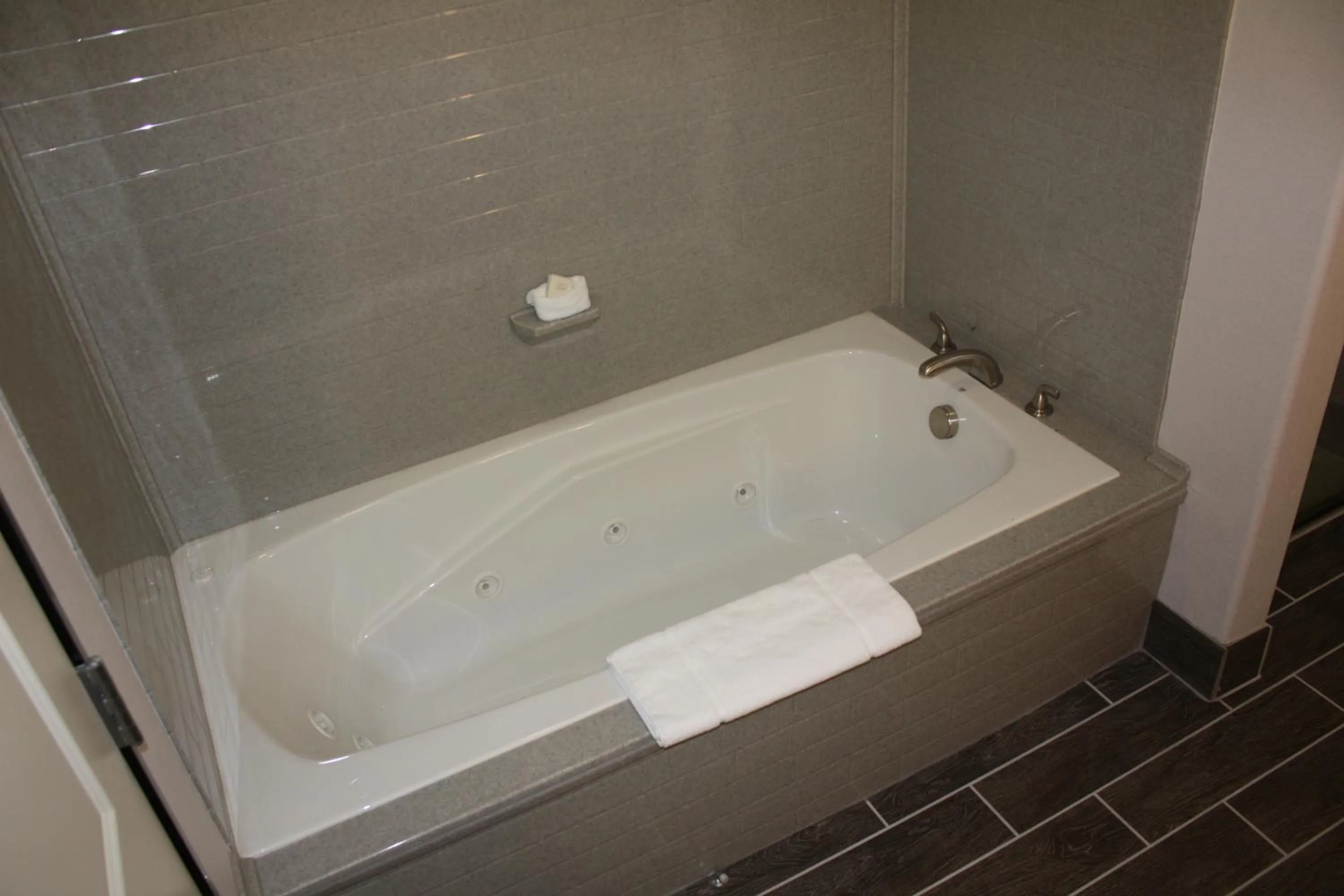 Shower, Bathroom in The Heritage Inn & Suites, Ascend Hotel Collection