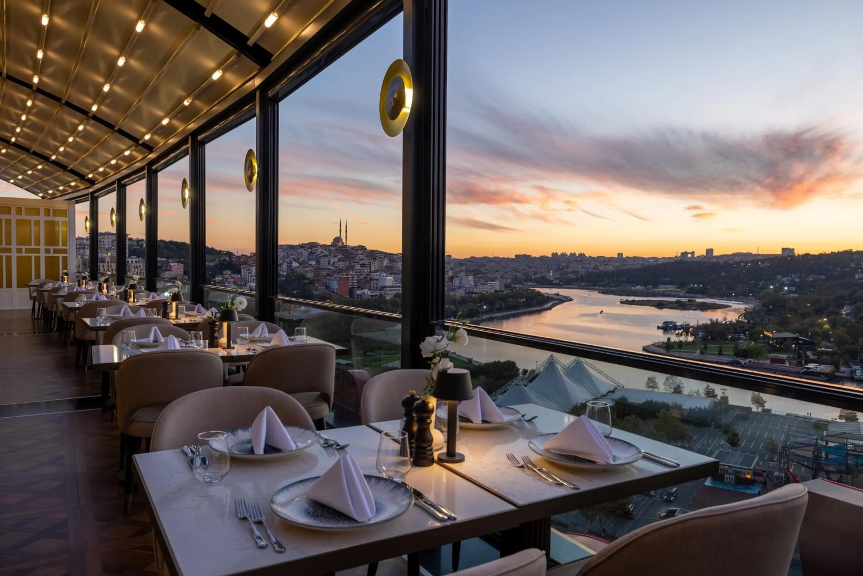 Restaurant/places to eat in Clarion Hotel Golden Horn