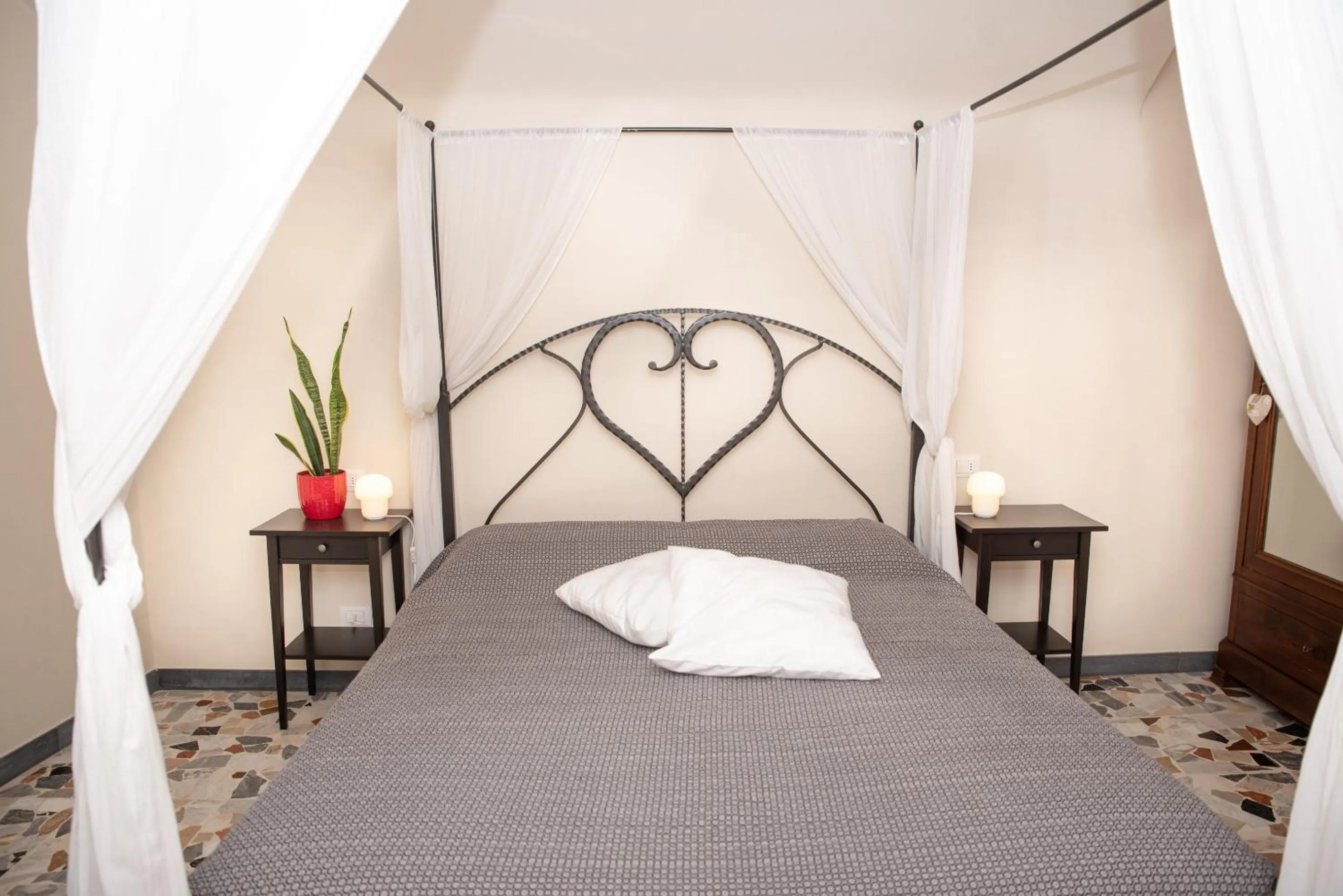 Bedroom, Bed in U Campanin