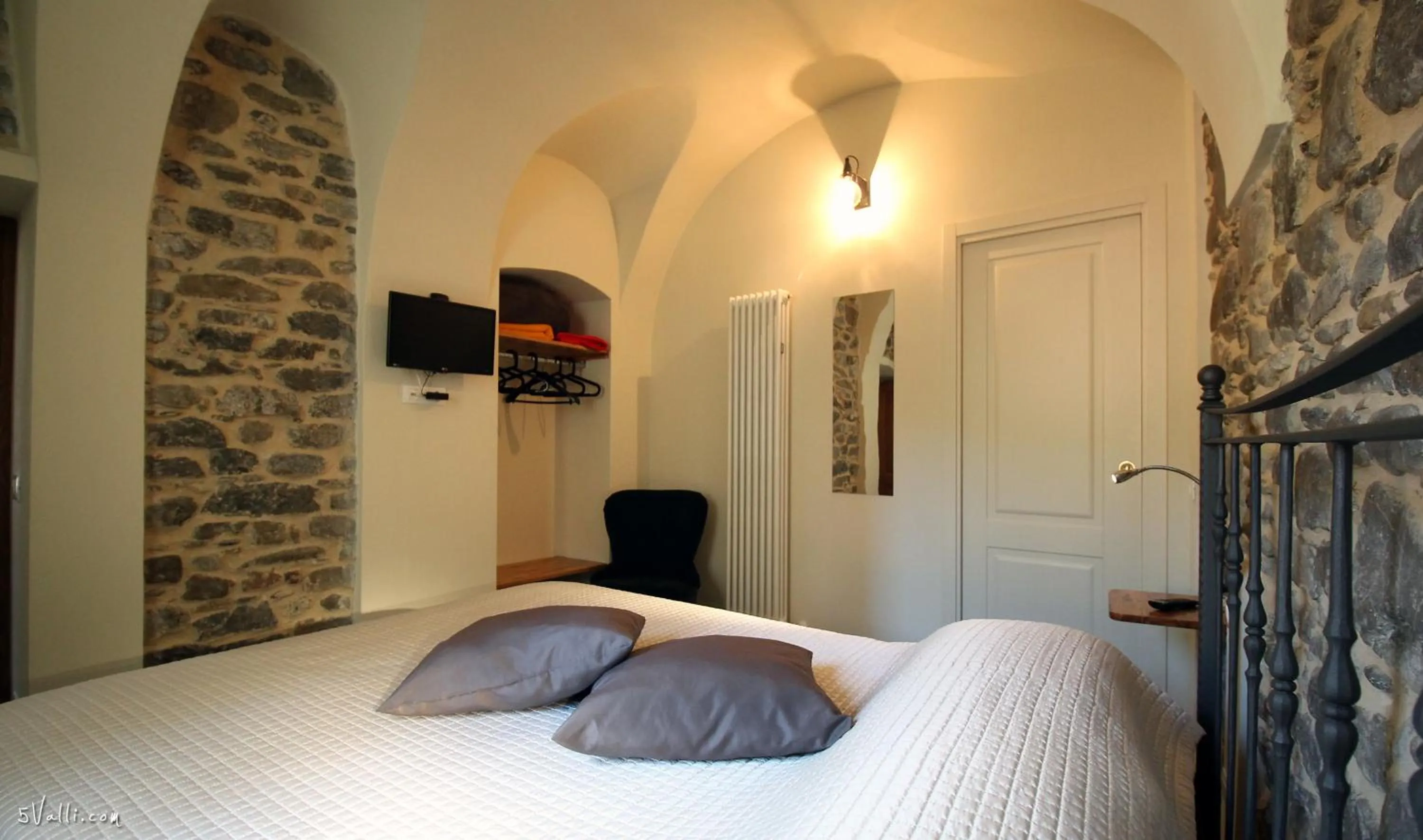 Photo of the whole room, Bed in U Campanin