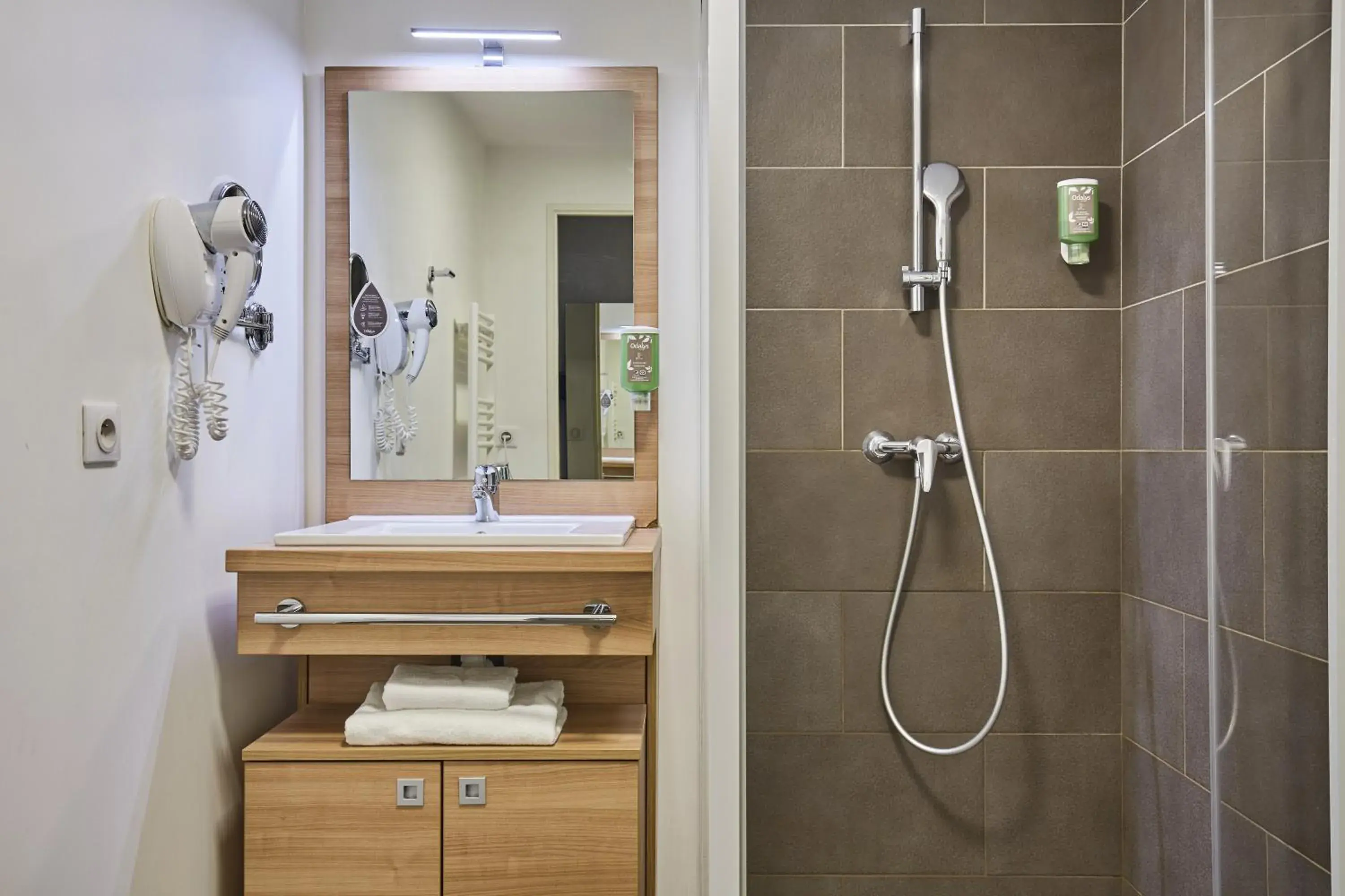 Bathroom in Appart'hôtel Odalys City Campus - Paris Rueil Malmaison Bathroom in Appart'hôtel Odalys City Campus - Paris Rueil Malmaison