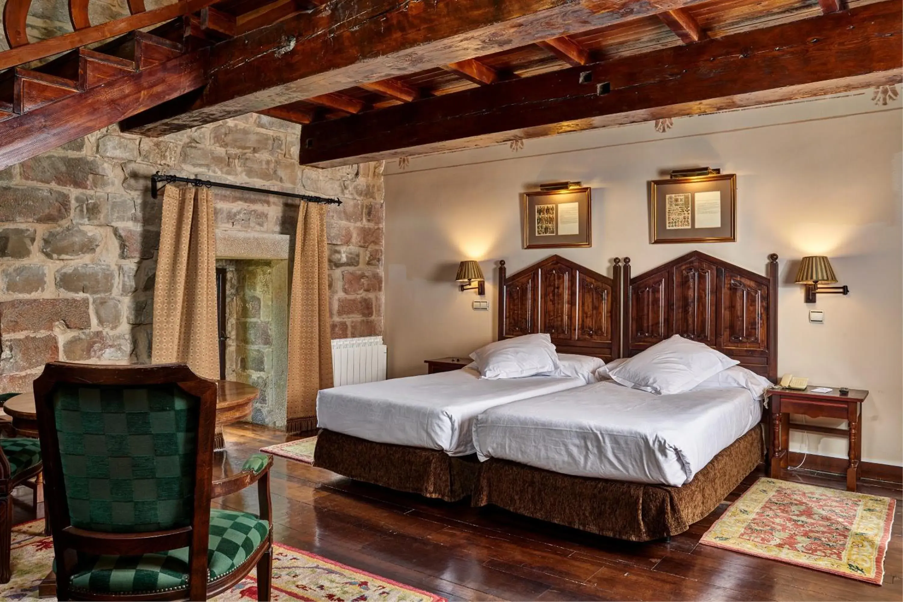 Photo of the whole room, Bed in Parador de Olite Photo of the whole room, Bed in Parador de Olite