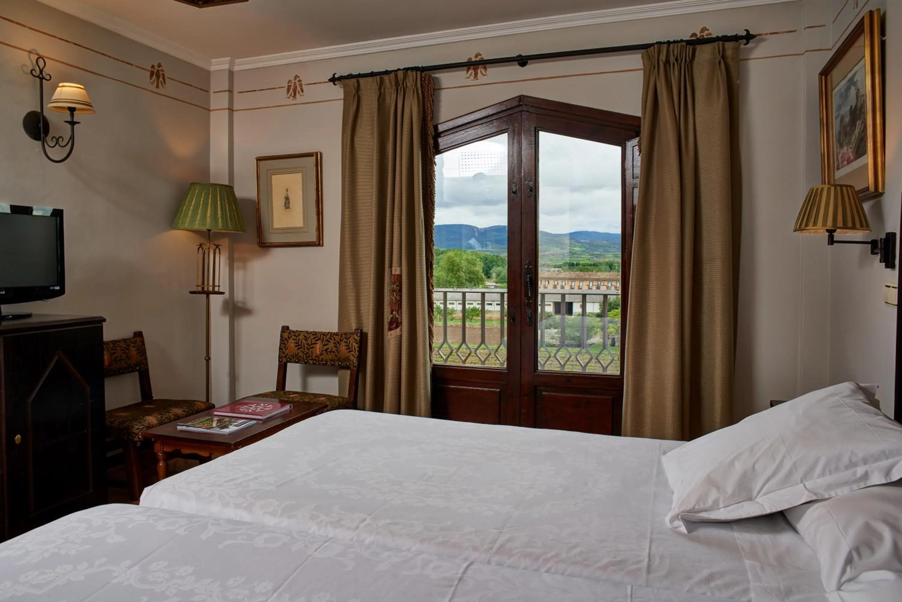 Photo of the whole room, Bed in Parador de Olite