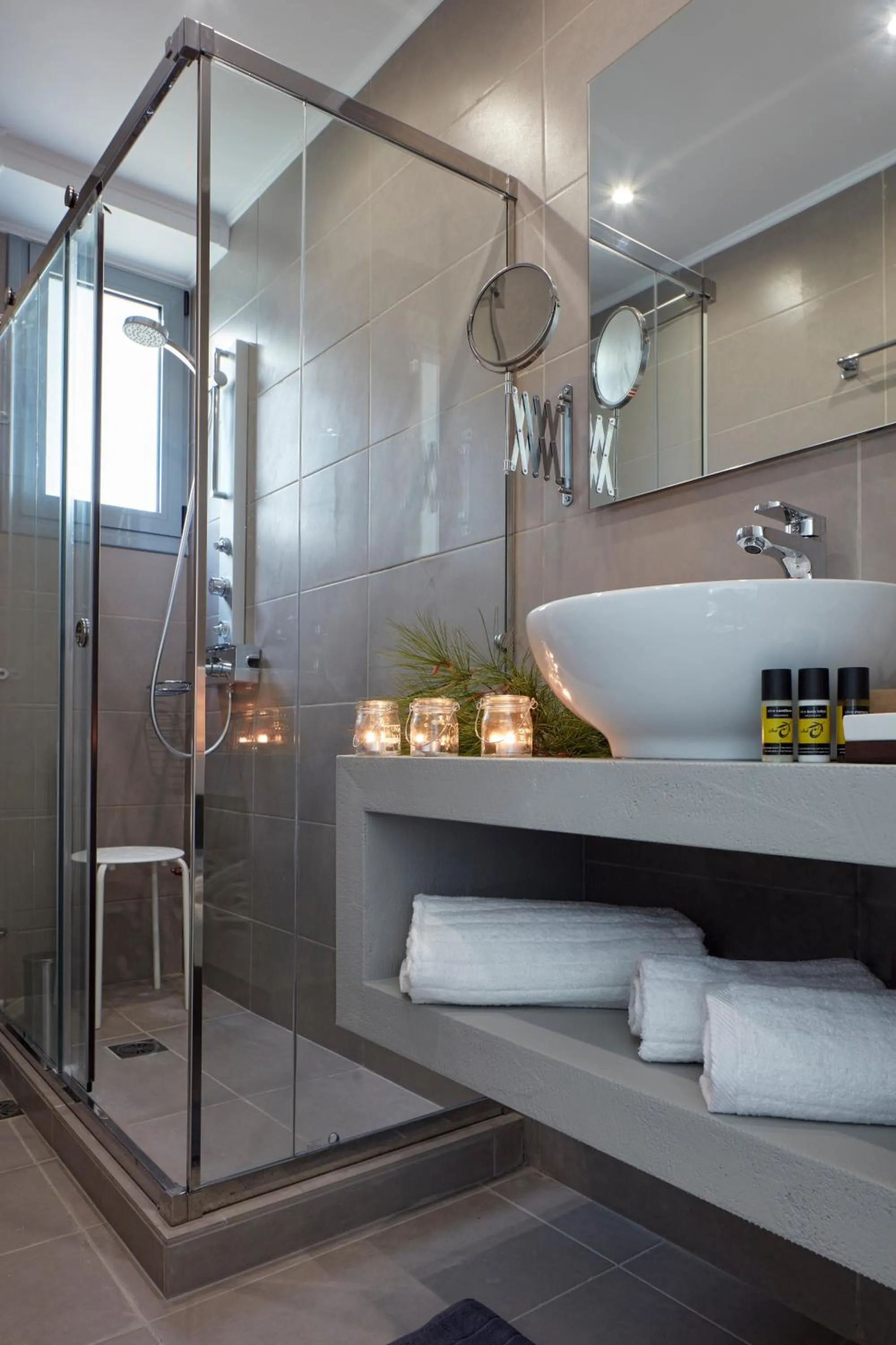 Toilet in The Gardens Gallery Hotel