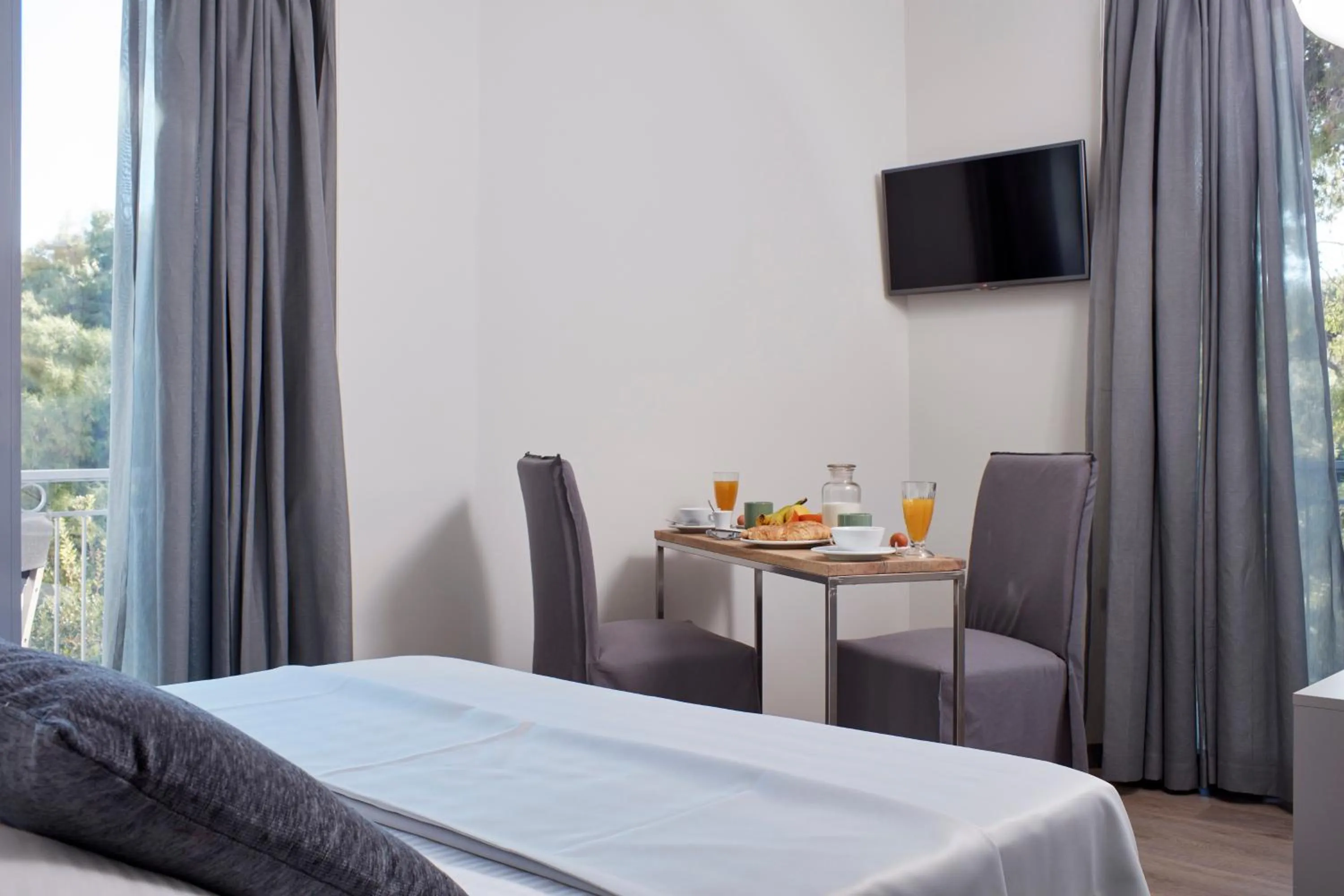 Photo of the whole room, Bed in The Gardens Gallery Hotel