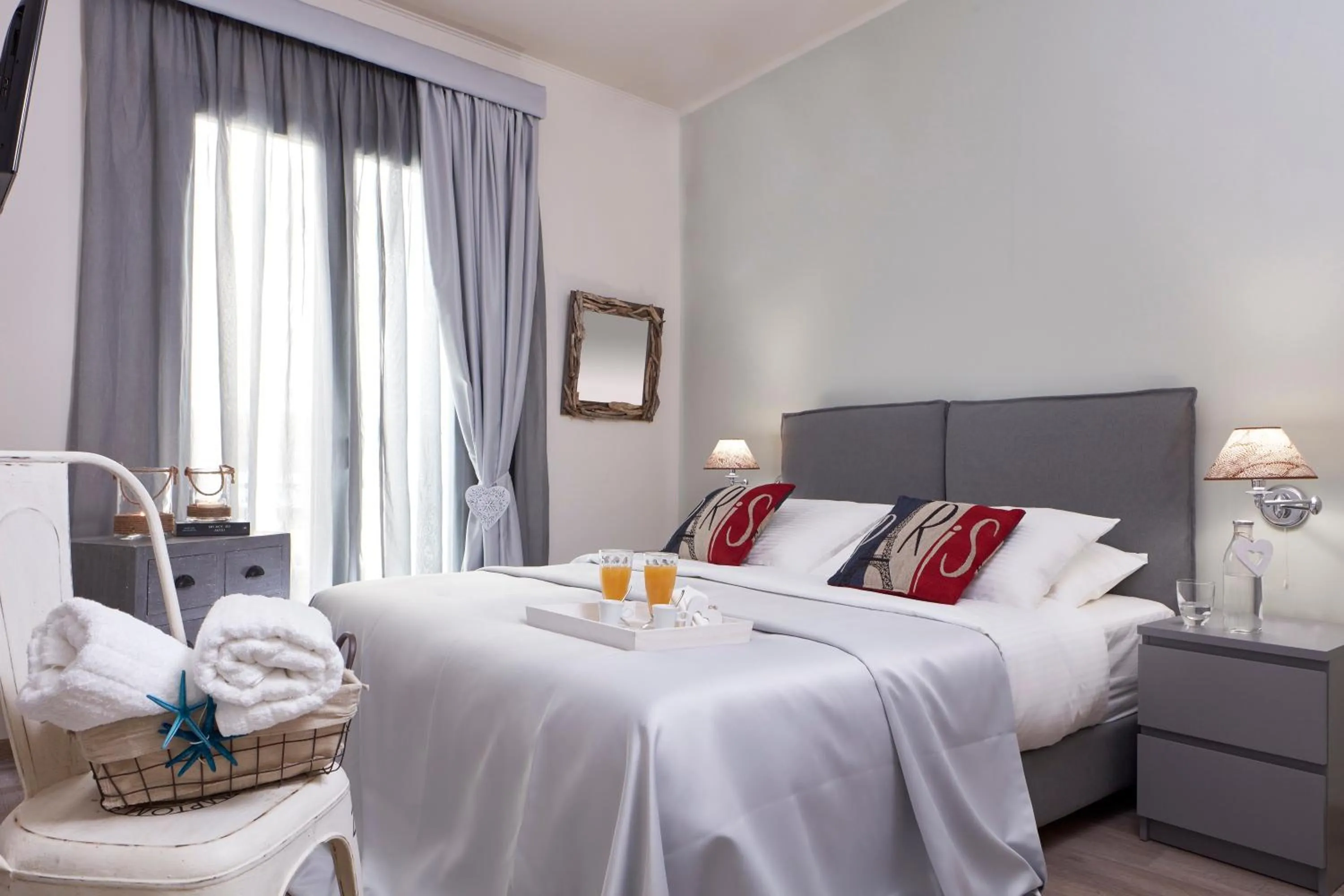 Photo of the whole room, Bed in The Gardens Gallery Hotel