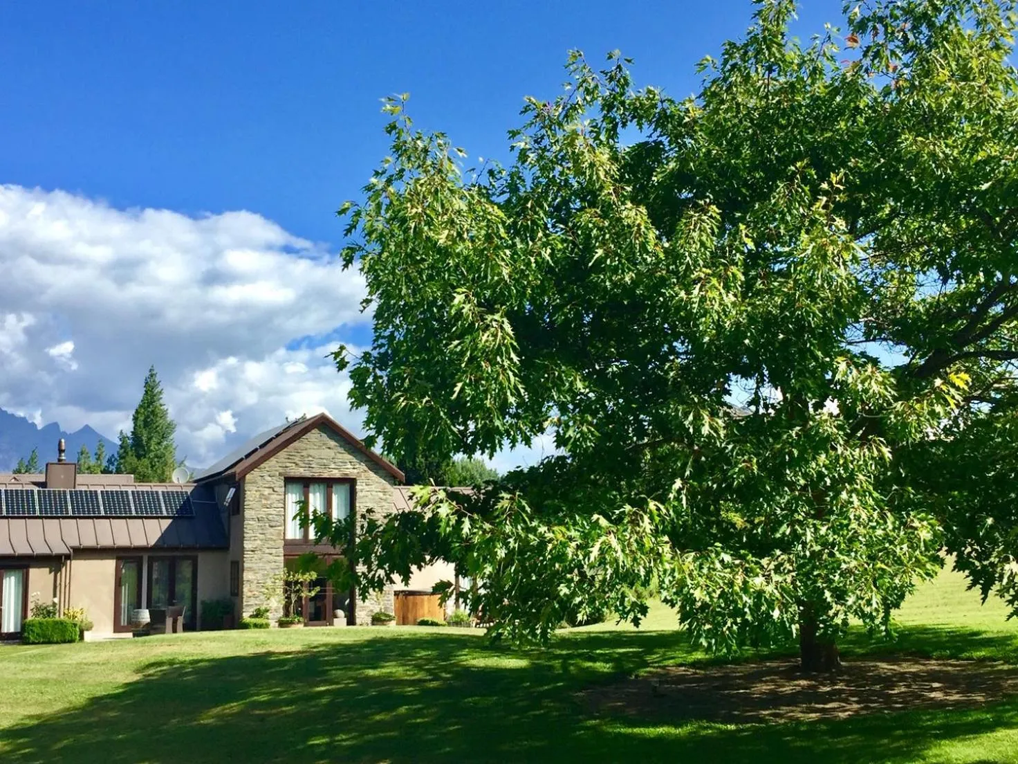 Hot Tub in Three Thirty B & B