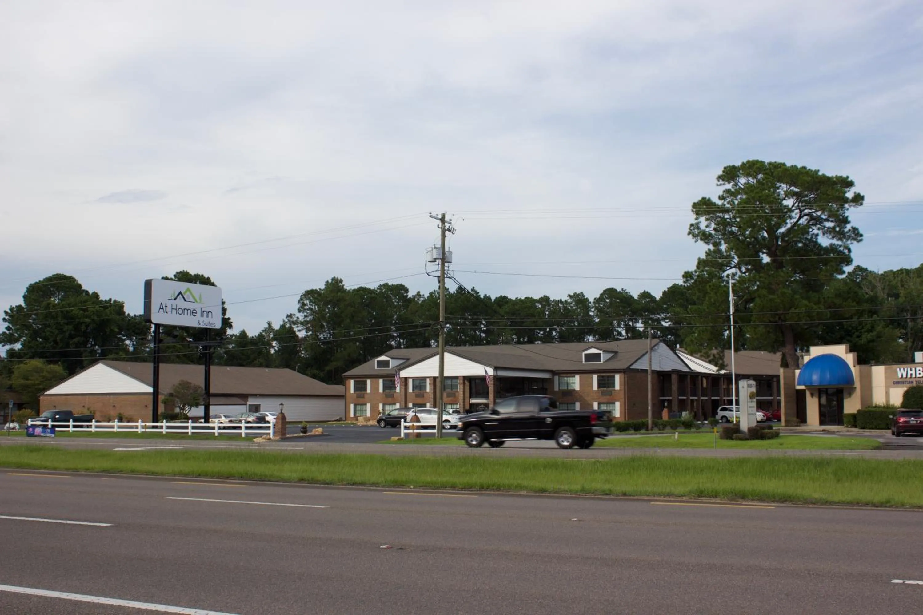 Facade/entrance in At Home Inn - Pensacola