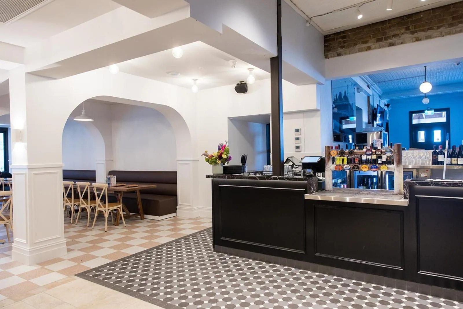 Restaurant/places to eat in Bellbird Hotel