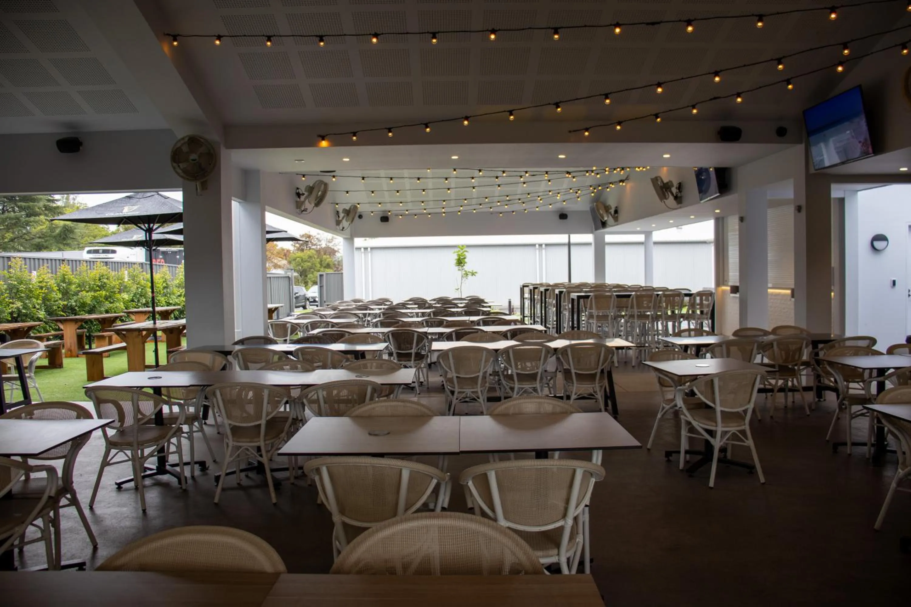 Restaurant/places to eat in Bellbird Hotel