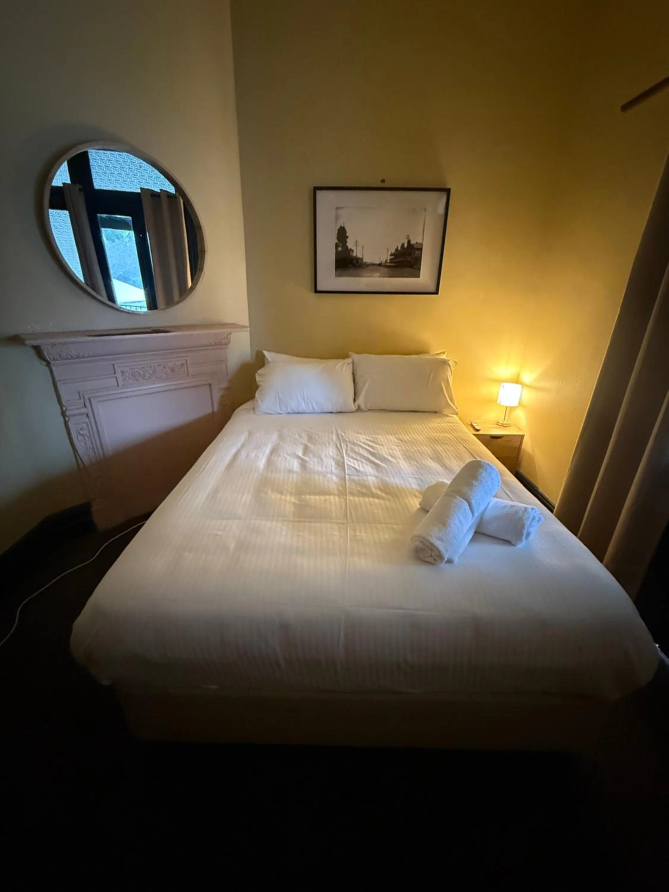 Bedroom, Bed in Bellbird Hotel