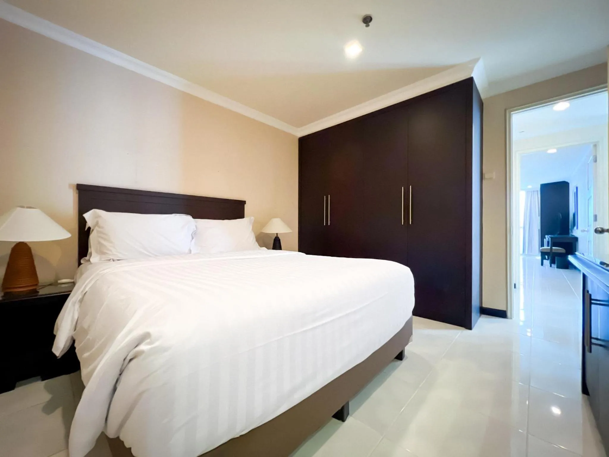 Bedroom, Bed in Kristal Hotel Jakarta