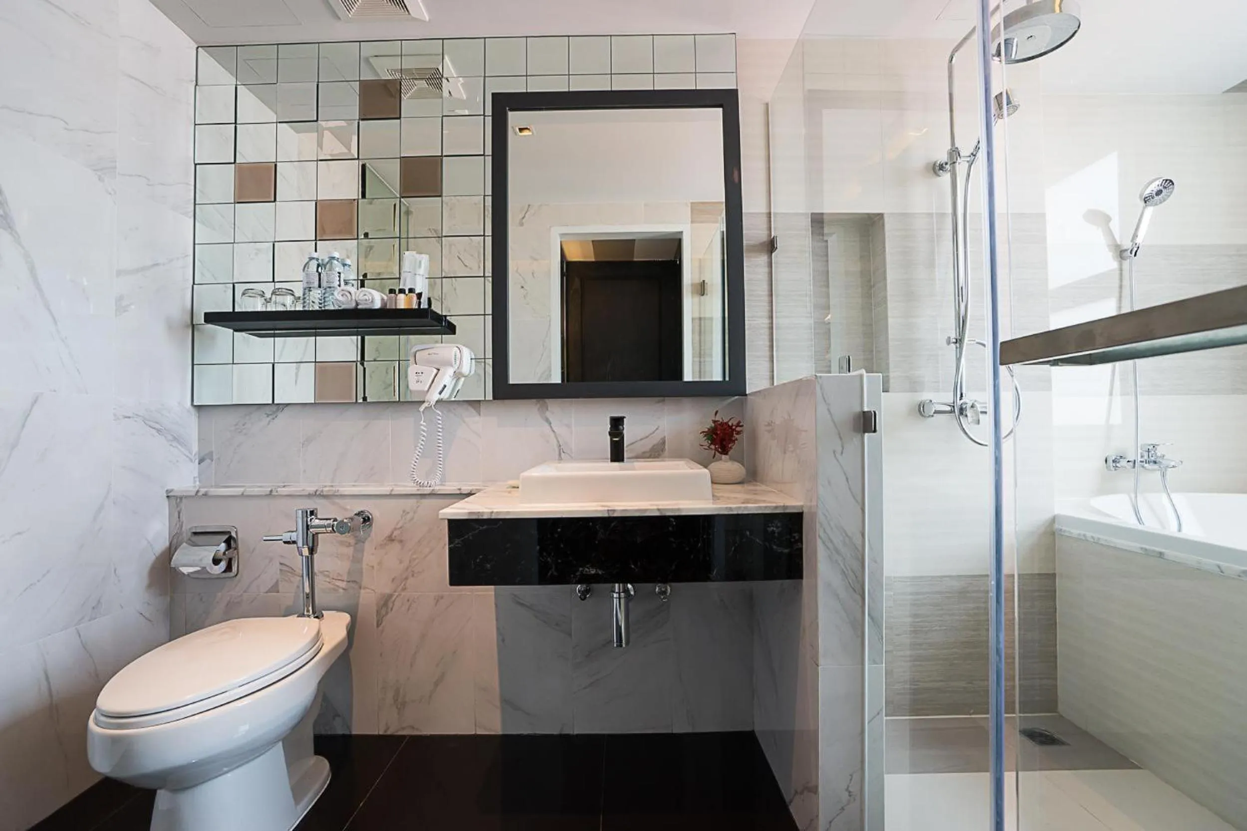 Toilet in Mera Mare Pattaya