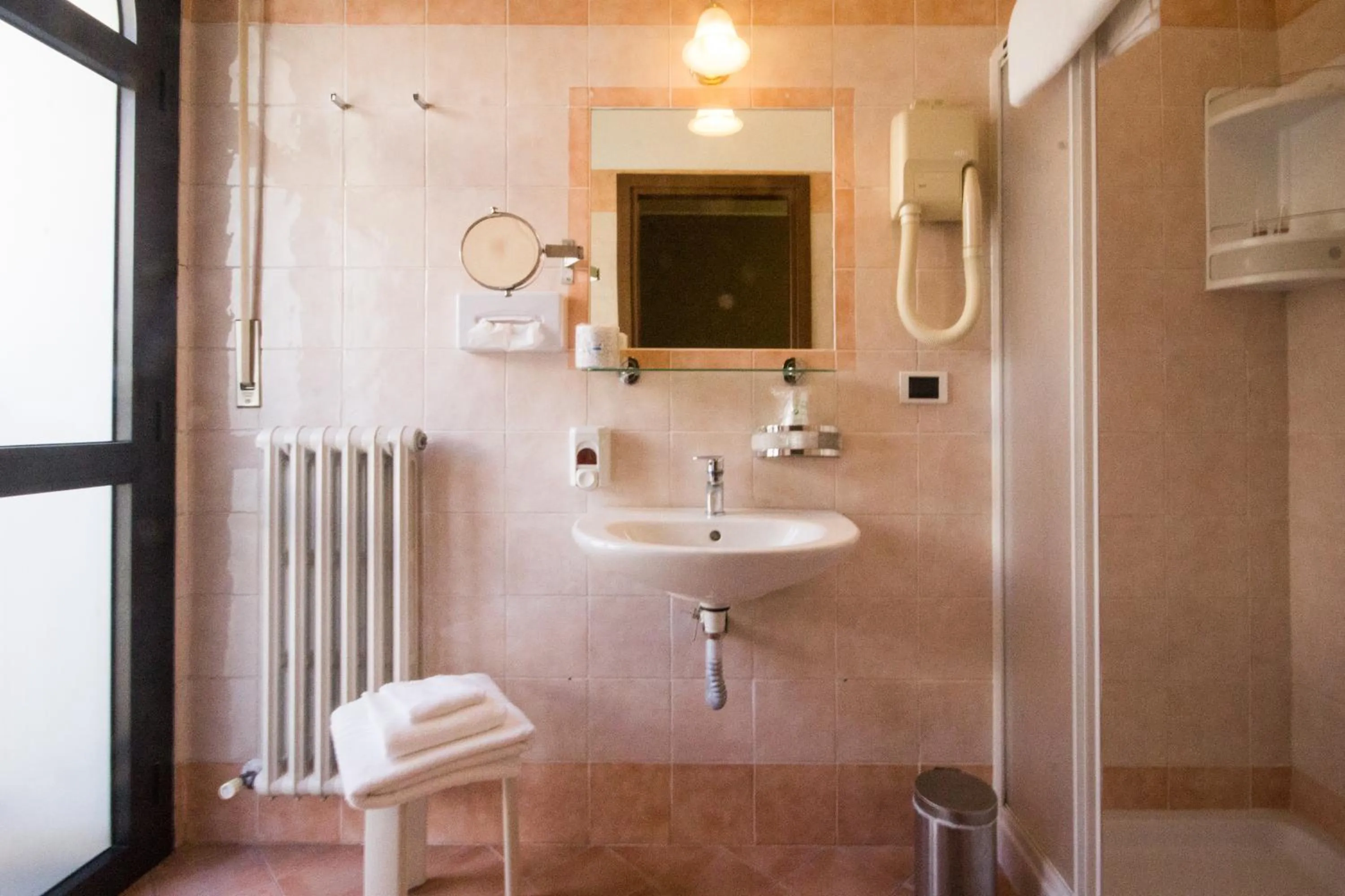 Shower in Hotel Gran Torino