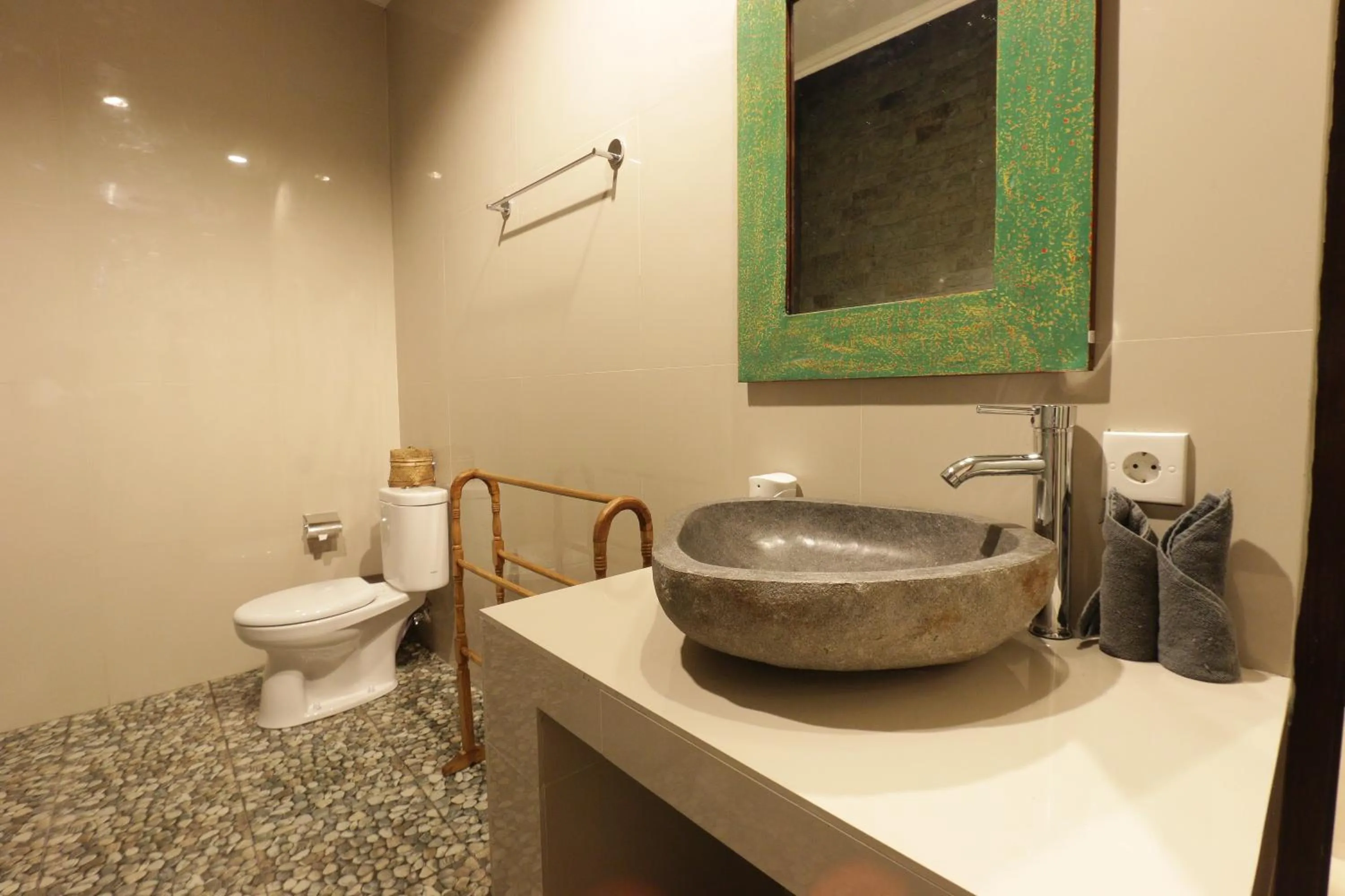 Bathroom in Duana Sari by Mahaputra