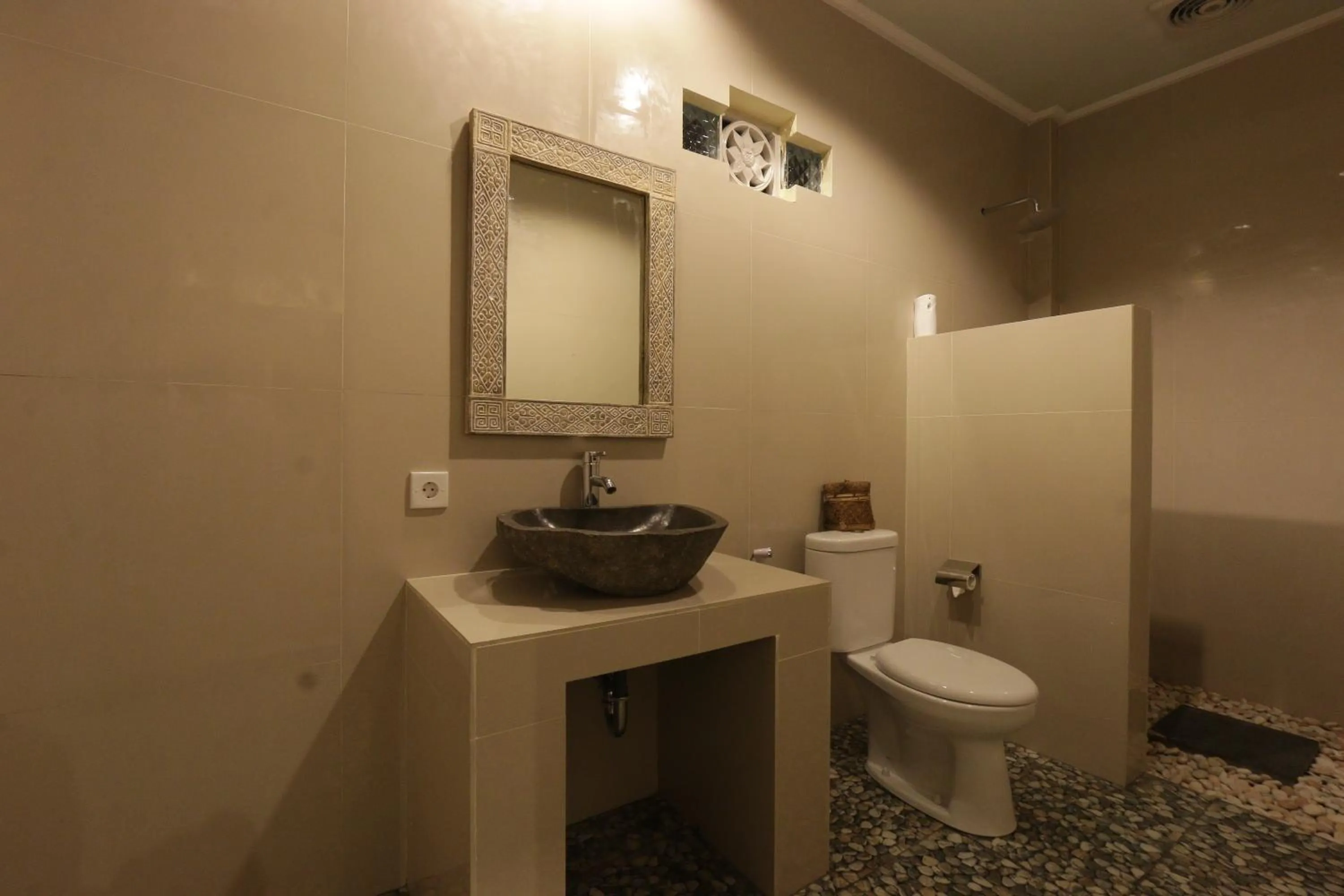 Bathroom in Duana Sari by Mahaputra