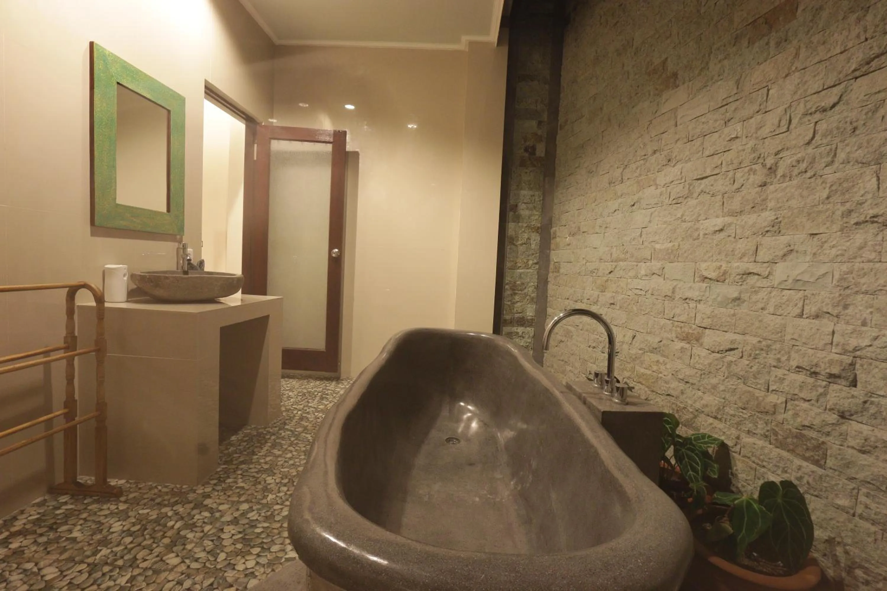 Bathroom in Duana Sari by Mahaputra