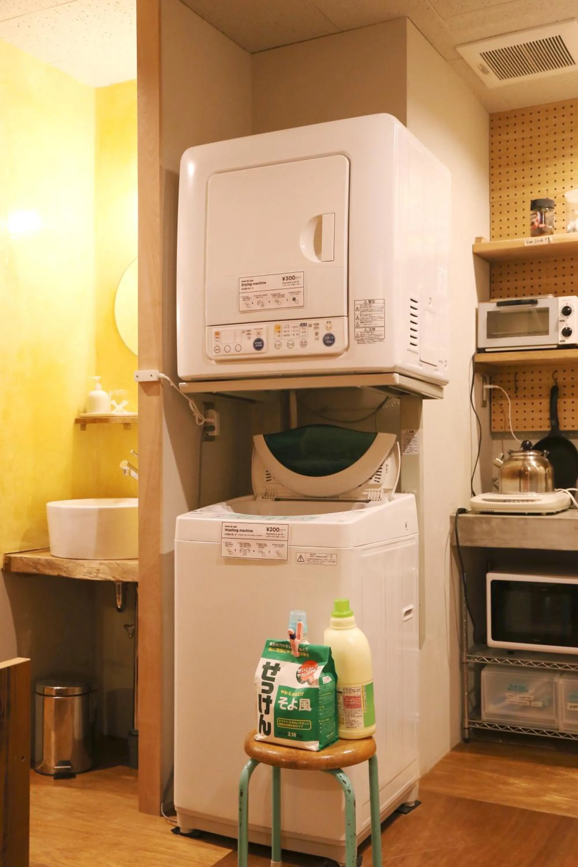 Communal lounge/ TV room in Y Pub & Hostel Tottori