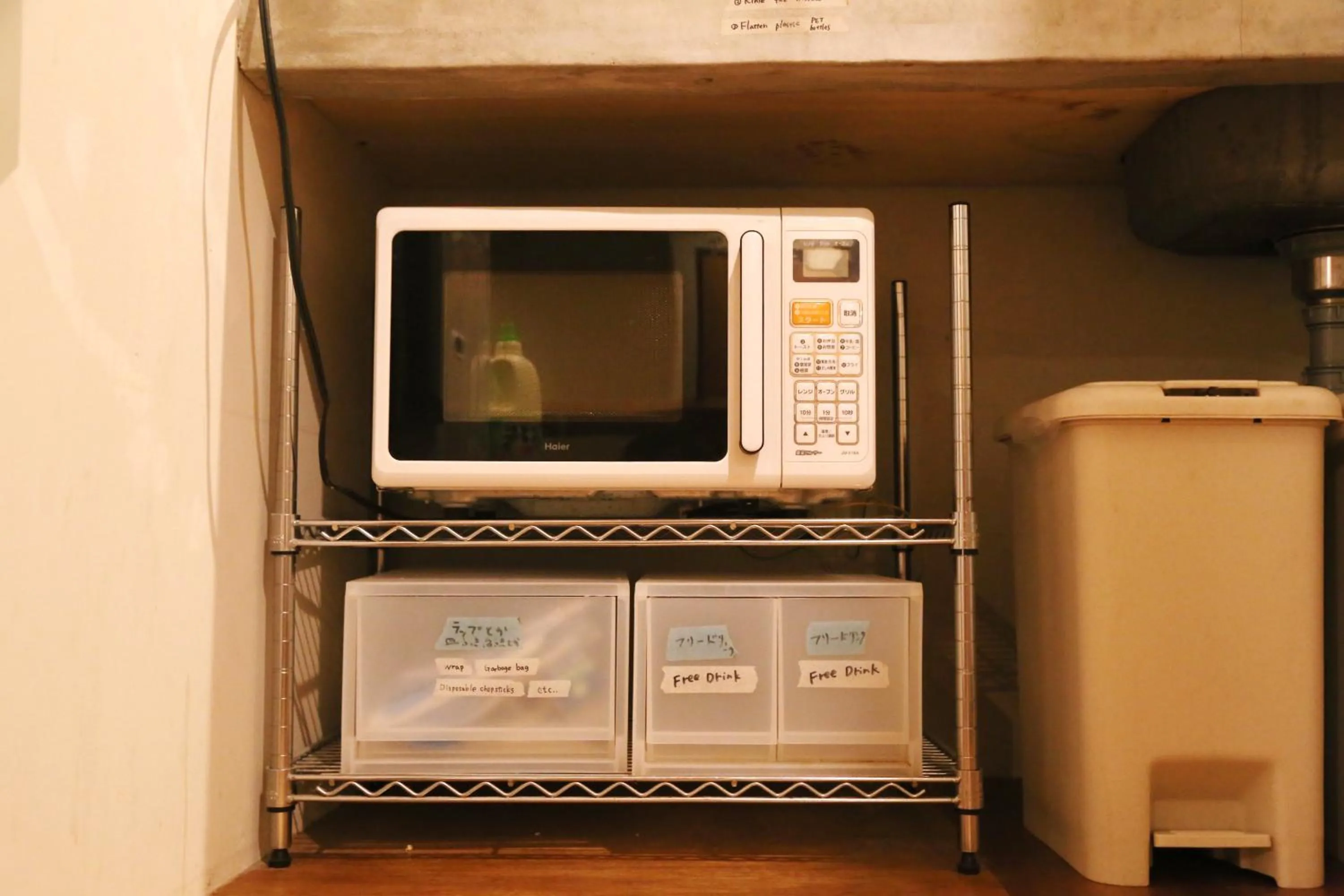 Communal kitchen in Y Pub & Hostel Tottori