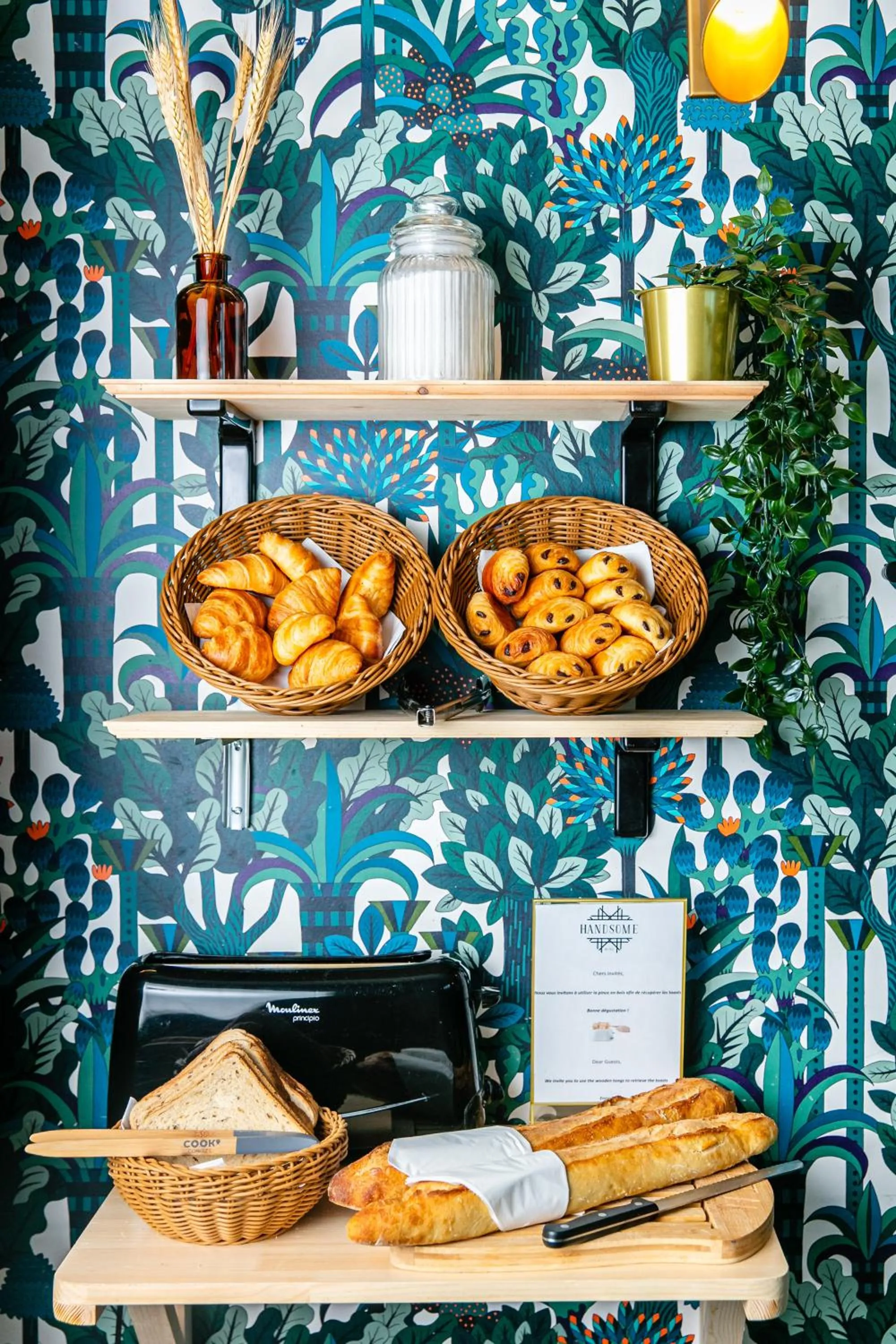 Food and drinks in Handsome Hotel