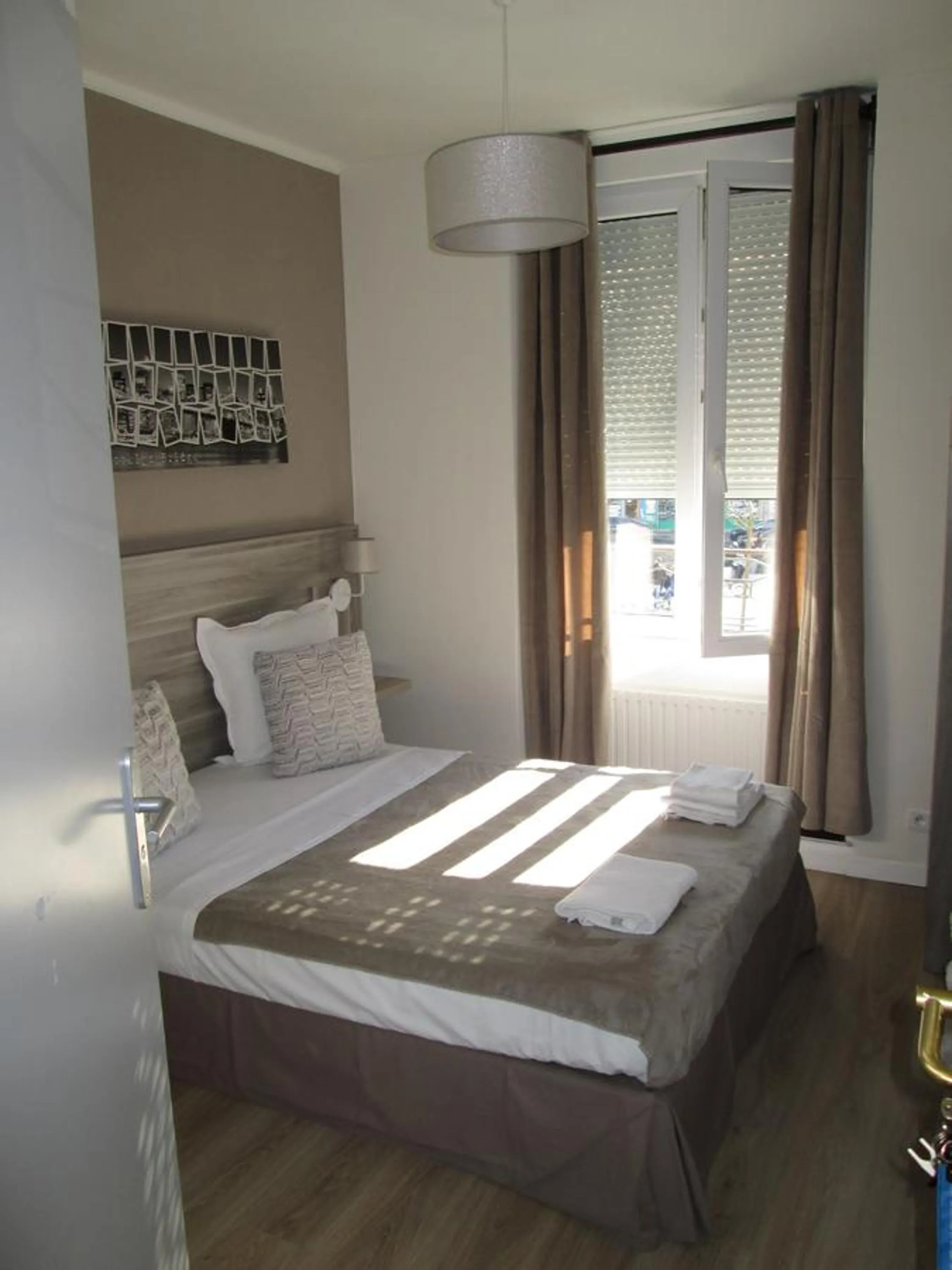 Property building, Bed in Ménil Bon Temps