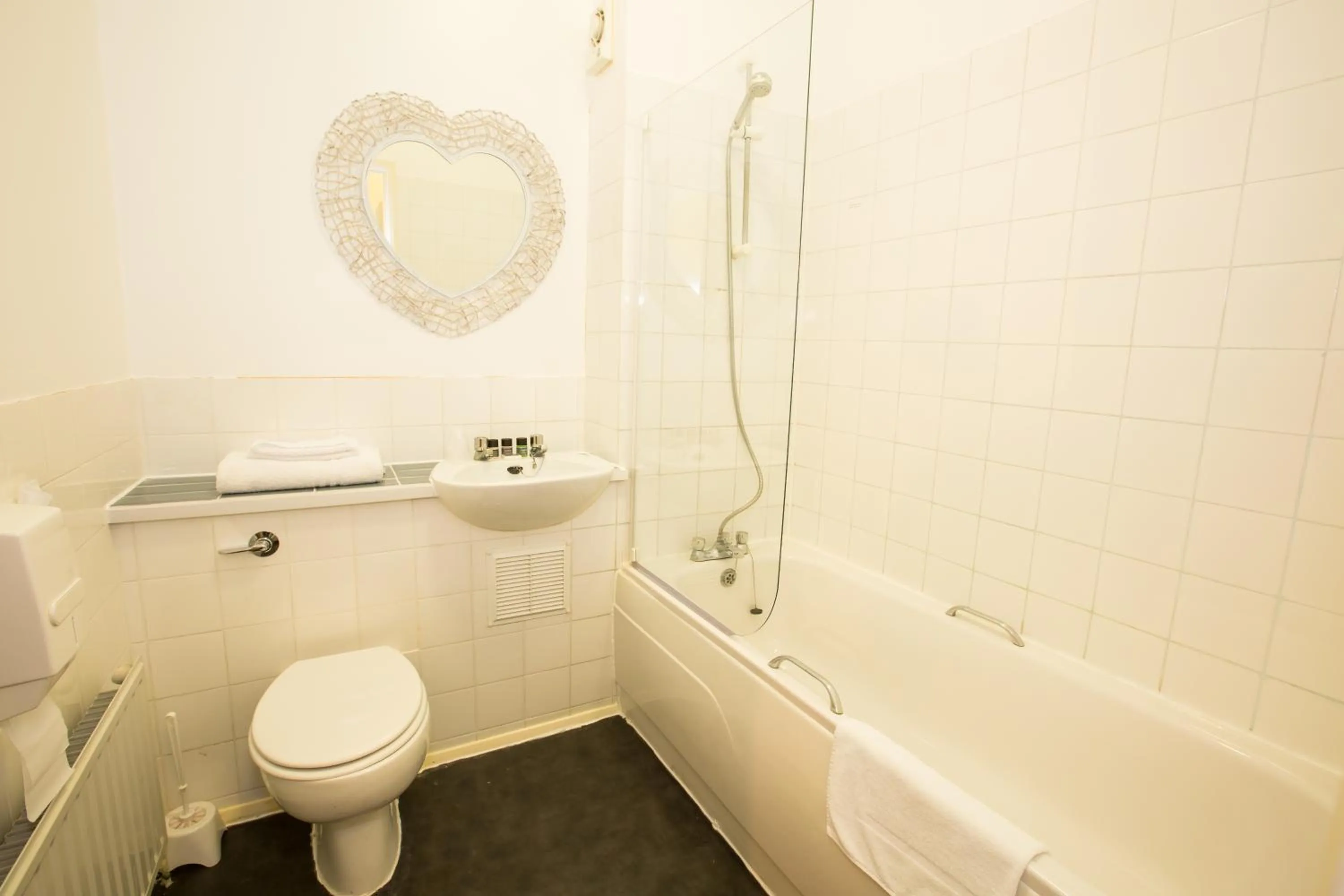 Bathroom in Gray Manor Hotel