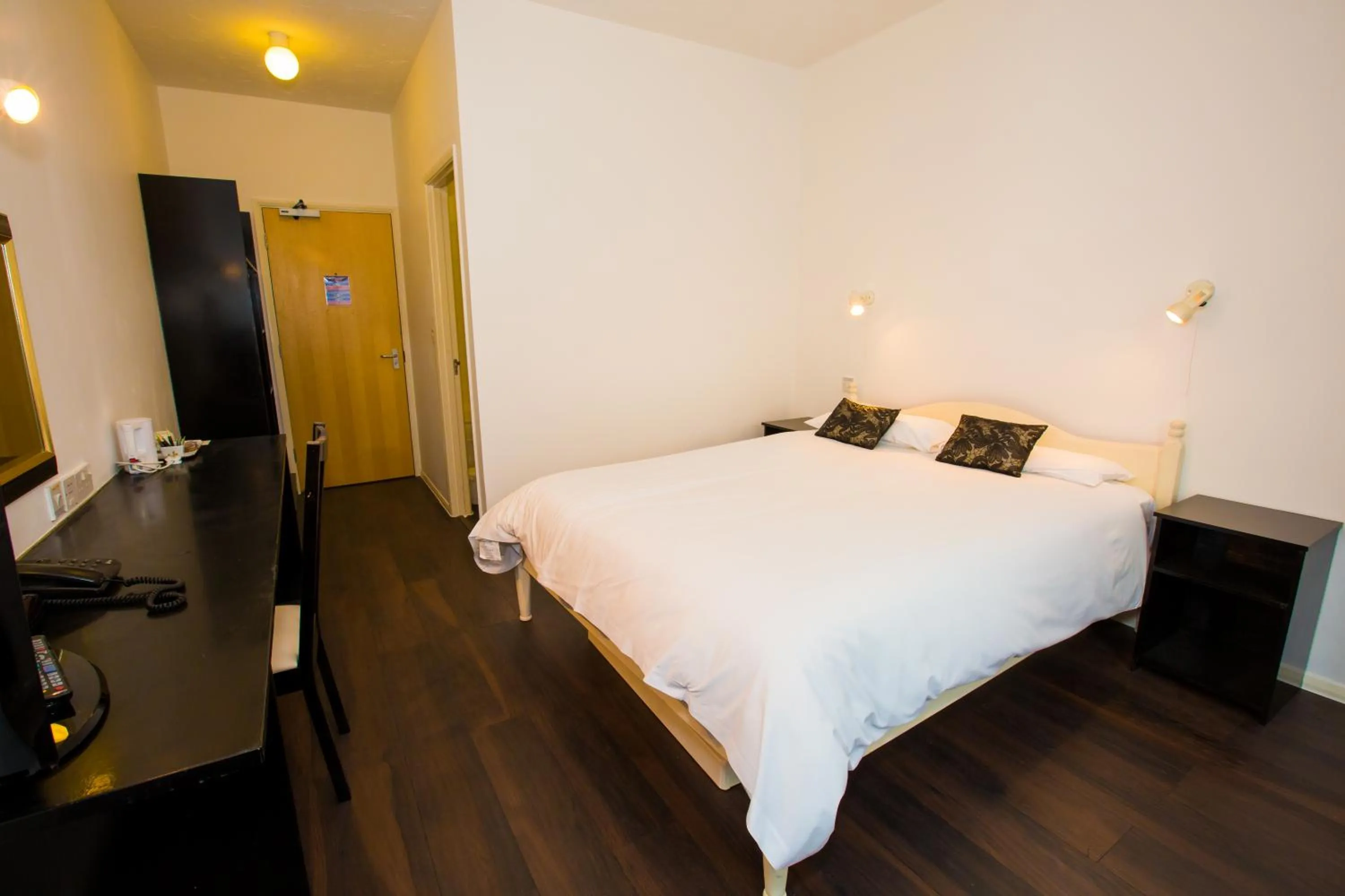 Photo of the whole room, Bed in Gray Manor Hotel