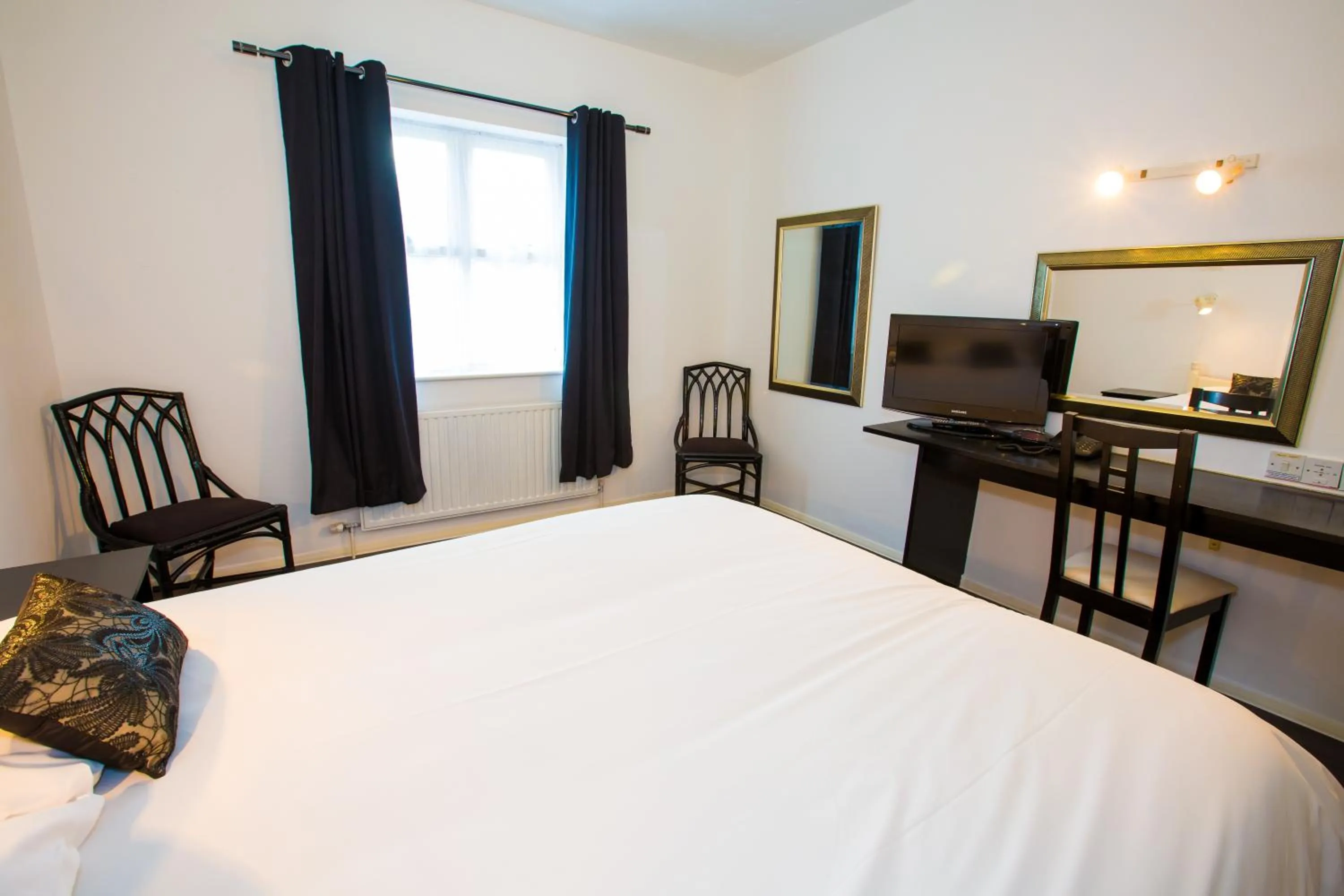 Day, Bed in Gray Manor Hotel