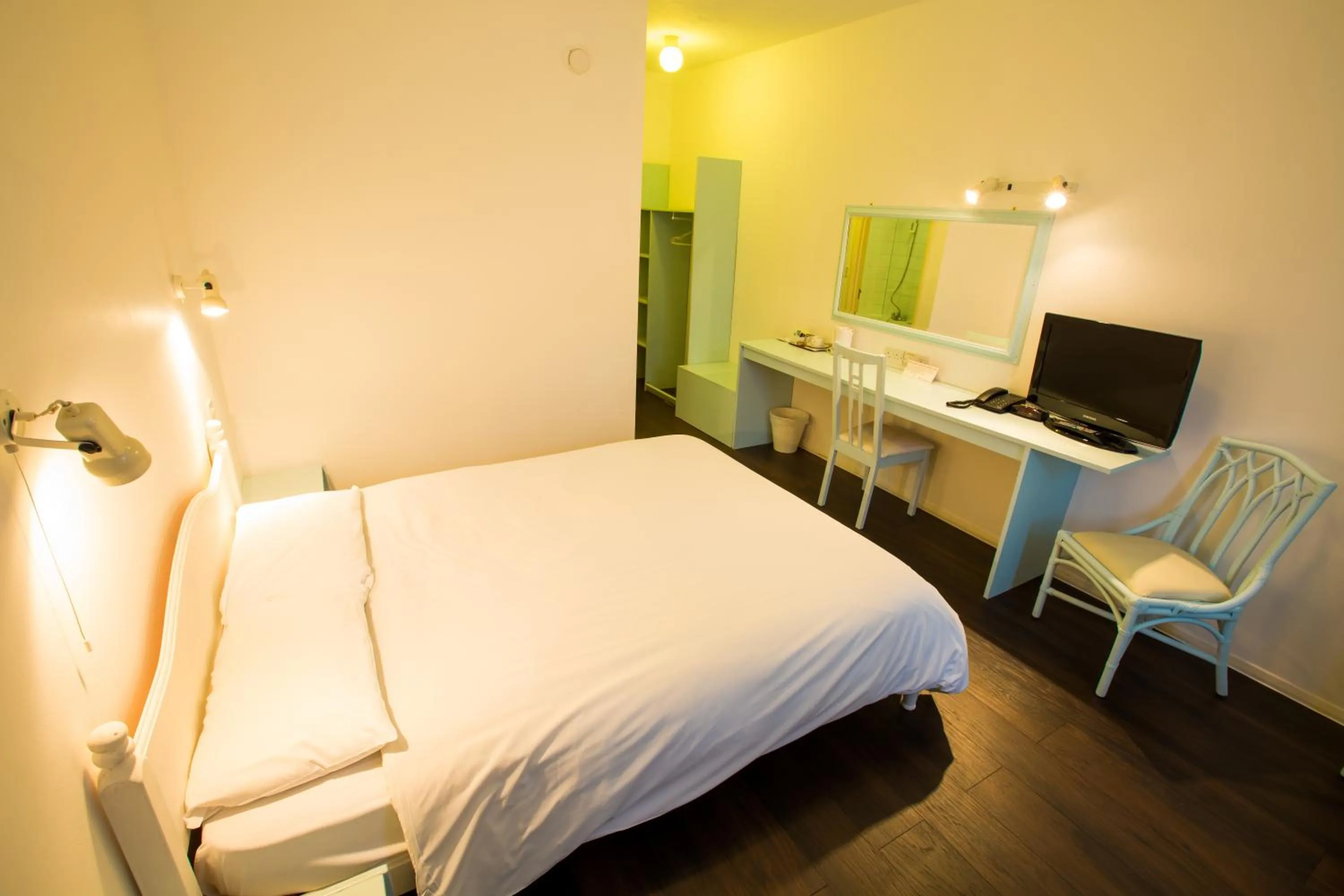 Photo of the whole room, Bed in Gray Manor Hotel