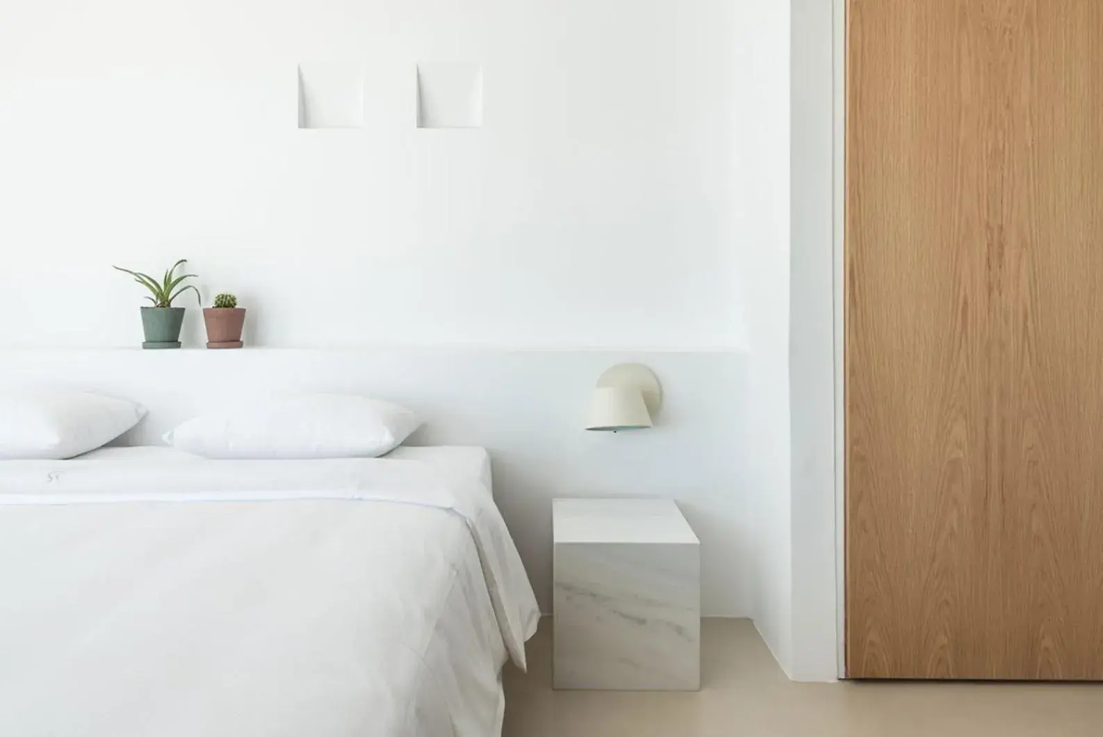 Bed in Santorini Heights Bed in Santorini Heights