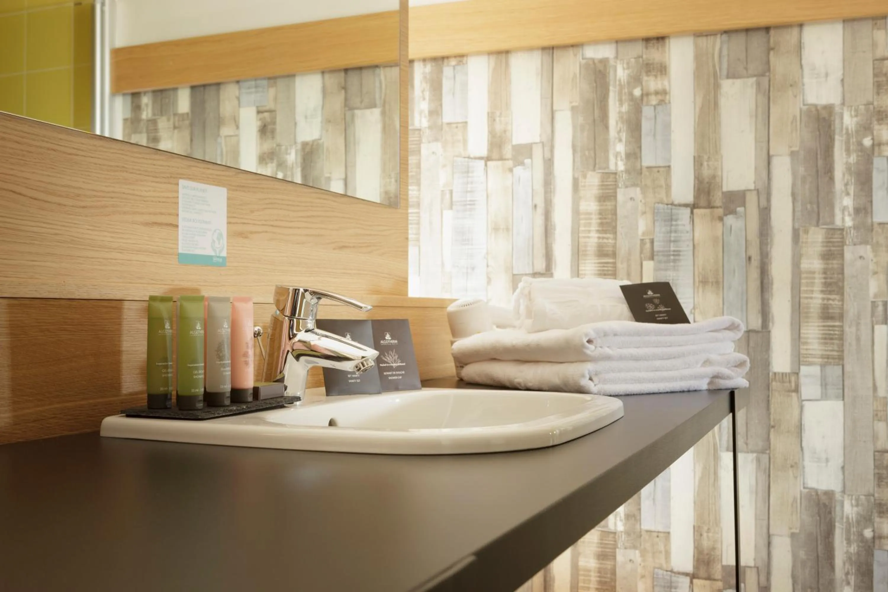 Bathroom, Bed in Mjus Resort & Thermal Park