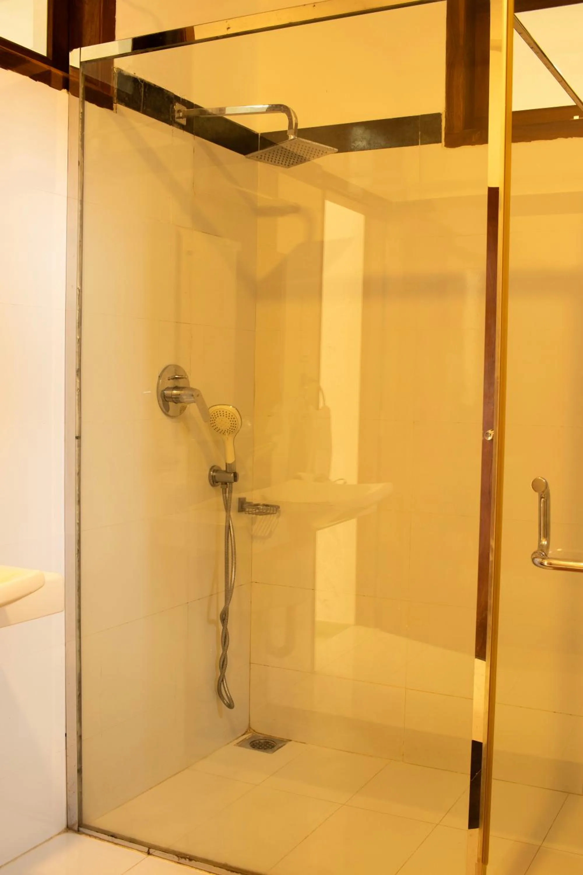 Shower in Hotel Coconut Bar Sea Lodge