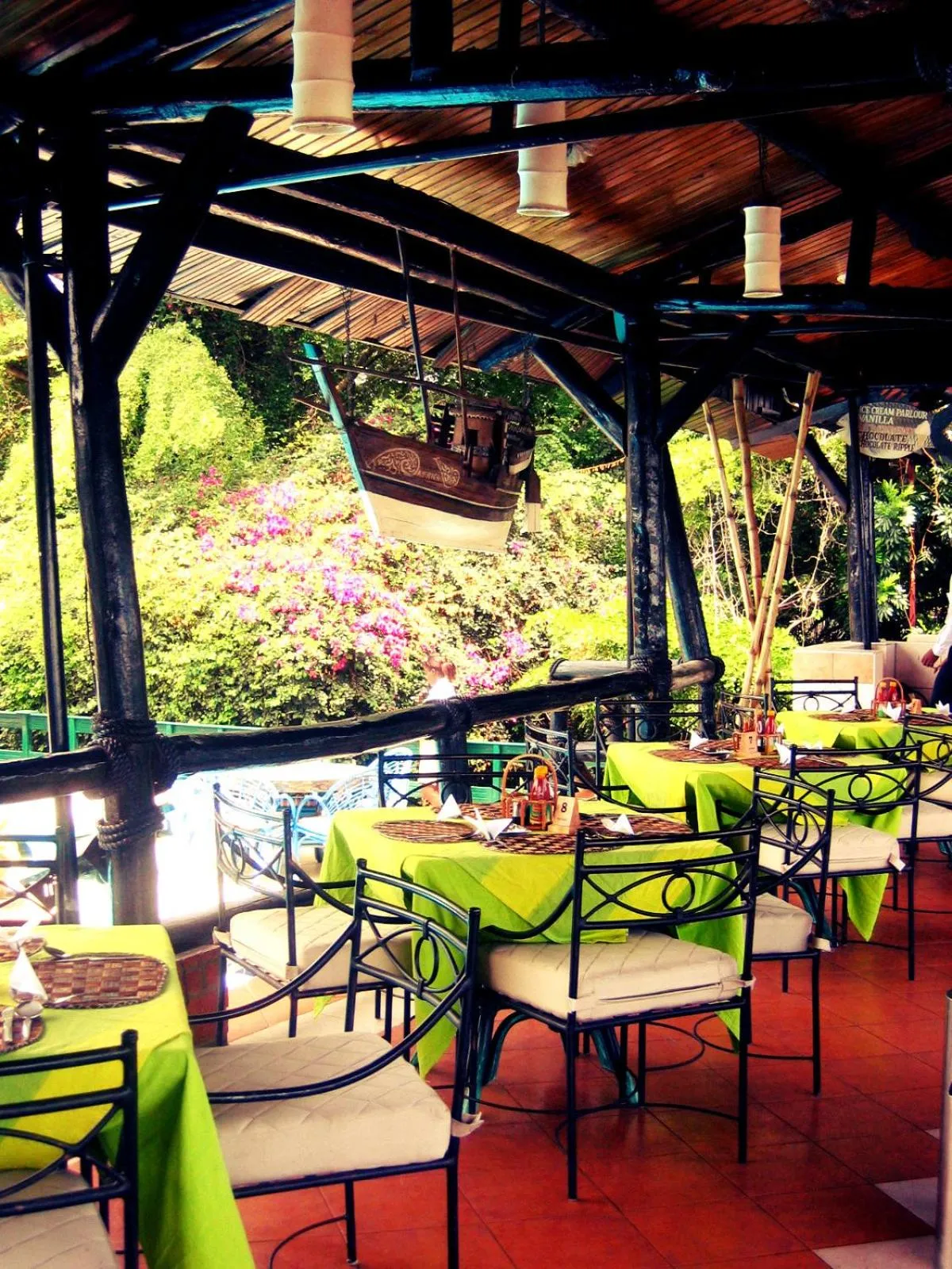 Restaurant/places to eat in Hotel Tilapia