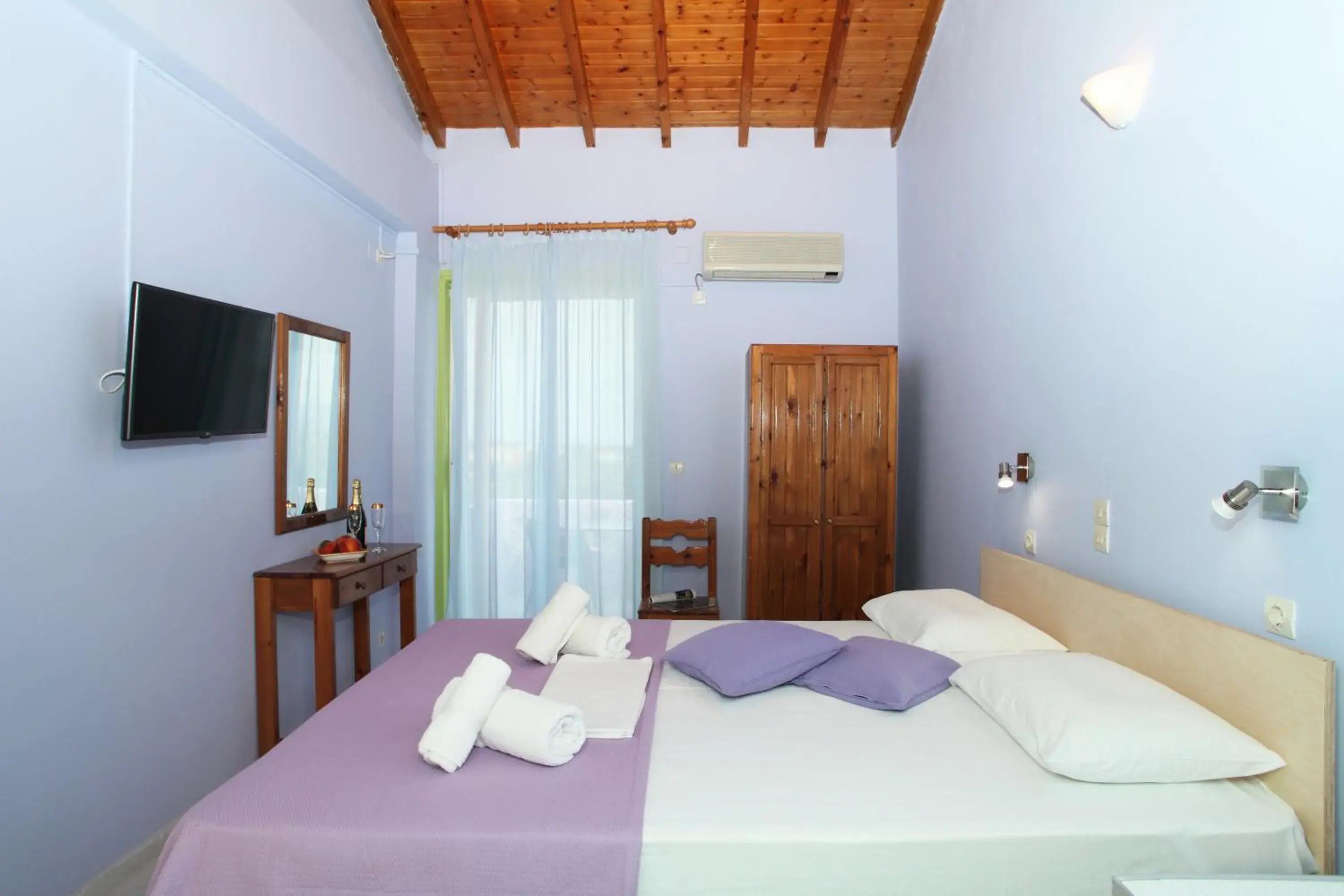 Photo of the whole room, Bed in Summer House Louisa Photo of the whole room, Bed in Summer House Louisa