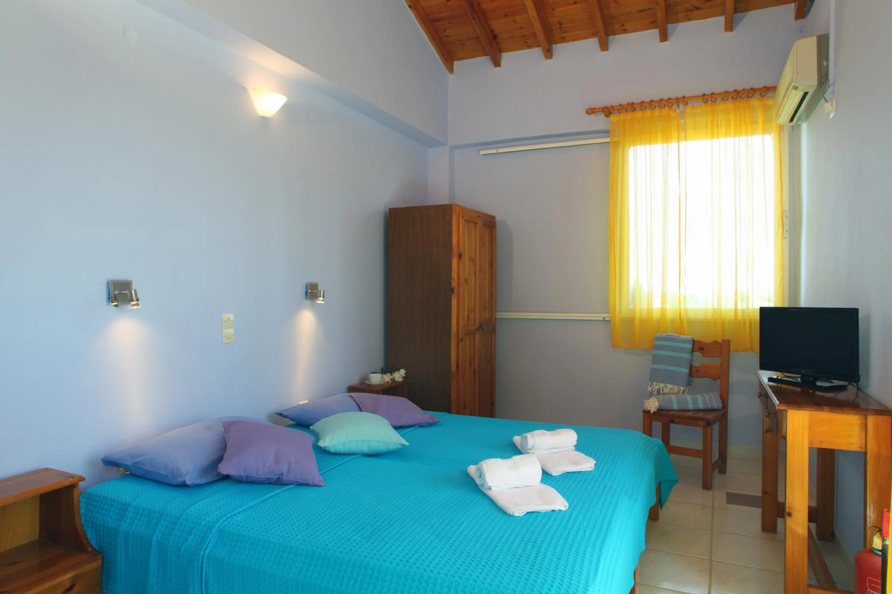 Photo of the whole room, Bed in Summer House Louisa