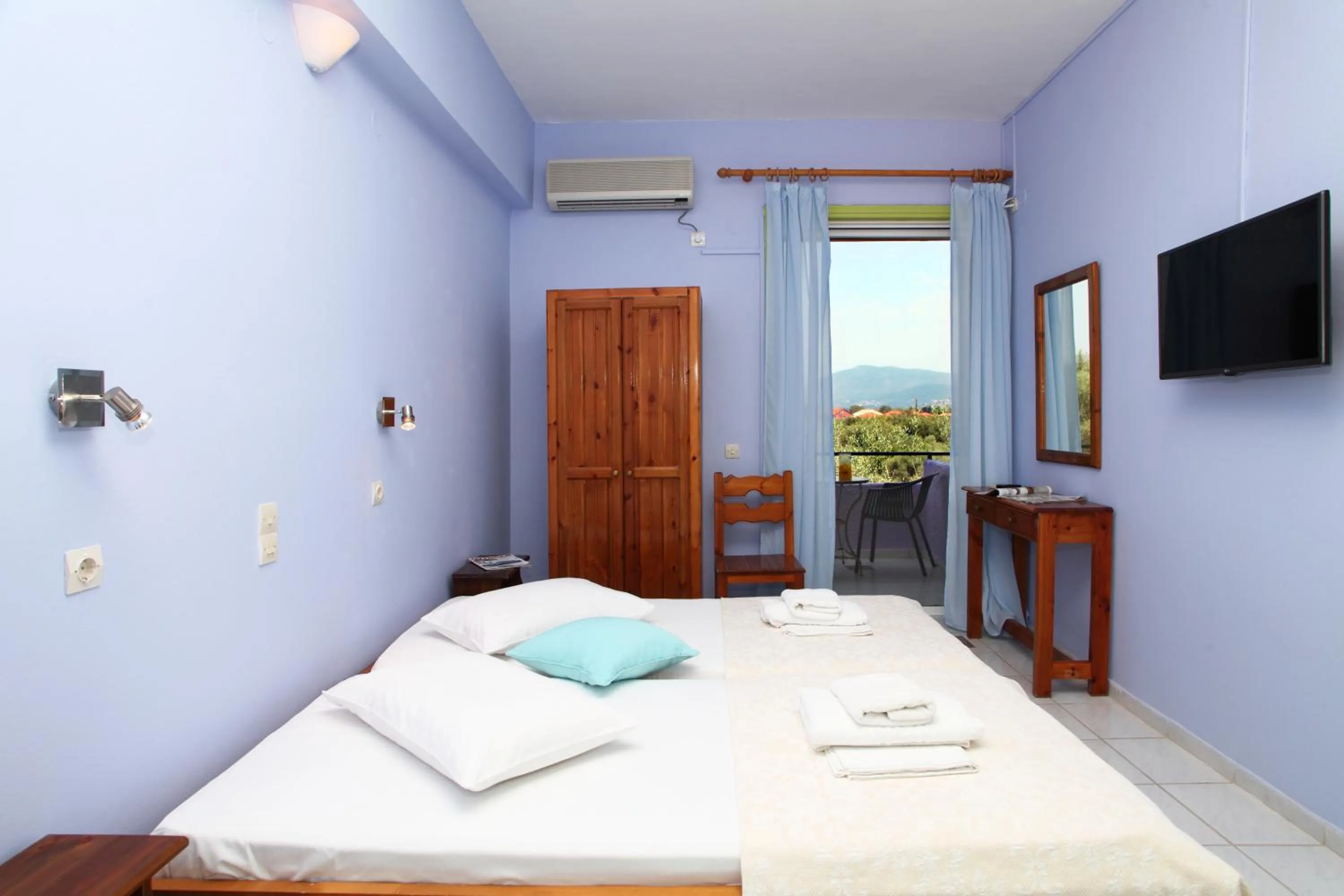 Photo of the whole room, Bed in Summer House Louisa