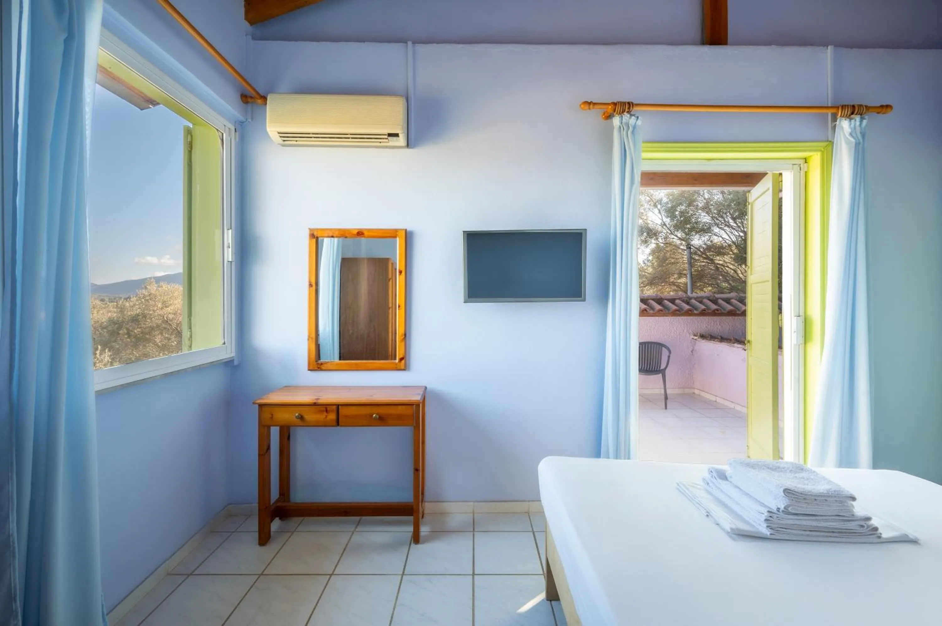 Bed in Summer House Louisa