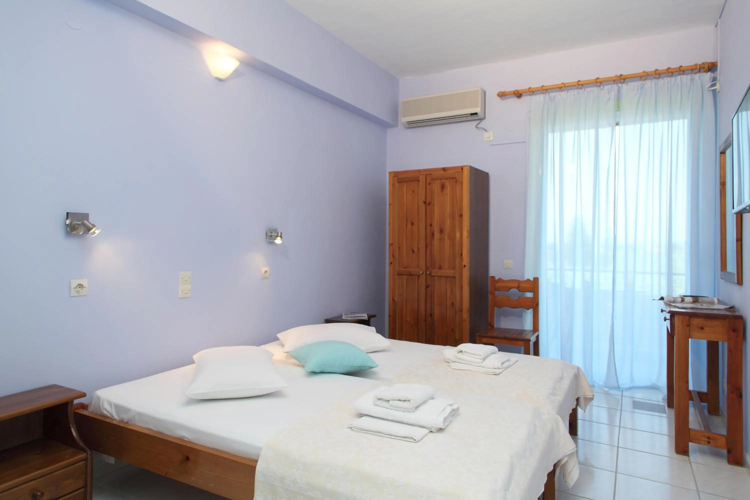 Photo of the whole room, Bed in Summer House Louisa